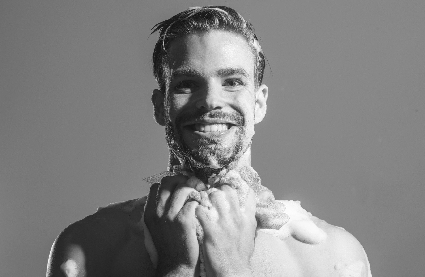 Muška koža nakon tuširanja Otkrijte zašto losioni, ulja i kreme čine razliku – vodič za svakog čovjeka koji želi izgledati čisto, svježe i njegovanije