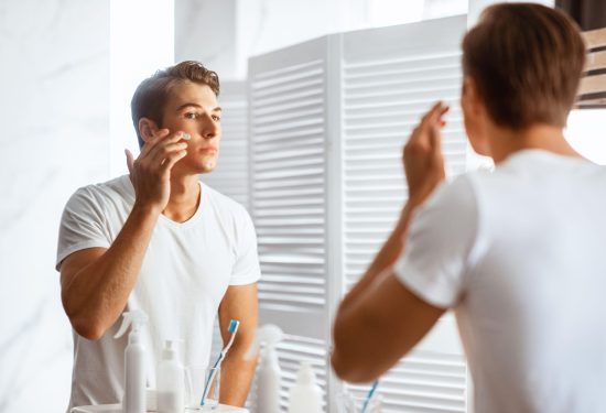 Muška koža traži više od vode Ultra-detaljan jutarnji i večernji plan njege koji mijenja sve što ste mislili o skincare rutini