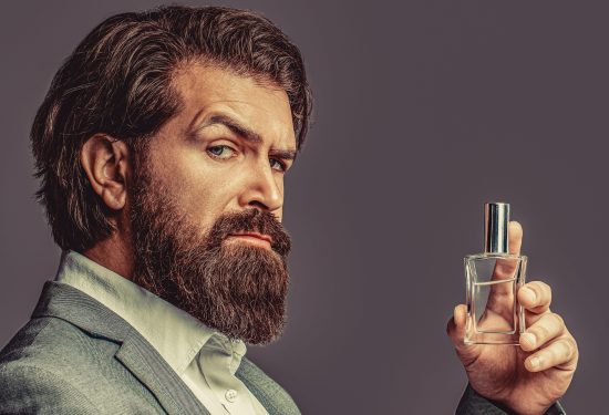 Muški mirisi i feromoni igraju ključnu ulogu u privlačnosti i percepciji muškarca. Parfem je moćan alat, ali njegova snaga dolazi tek kada se nadovezuje na zdravlje, emocionalno stanje i samosvijest. Kombinacija prirodne arome tijela i pažljivo odabranog parfema stvara sinergiju koja privlači, osvaja i ostavlja trajni dojam. U svijetu u kojem se privlačnost često podcjenjuje, miris je tiha, ali izuzetno učinkovita forma izražavanja osobnosti, stila i unutarnje snage.