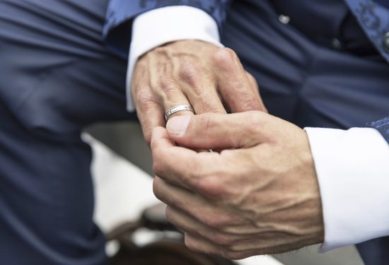 Muški nakit i detalji tanku liniju između profinjenog i pretjeranog