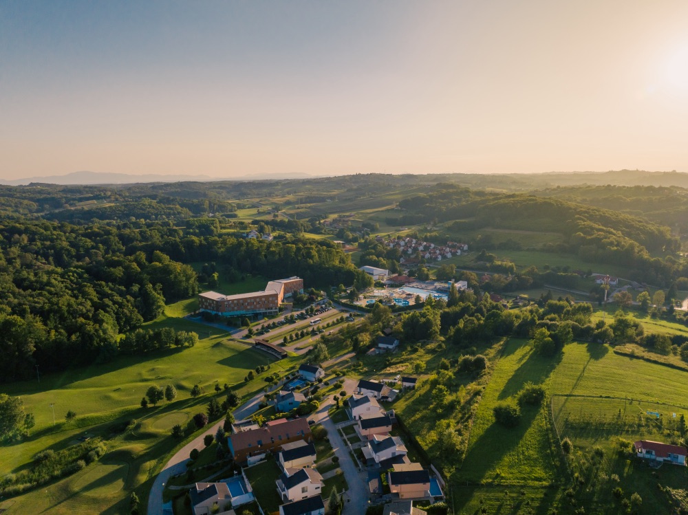 Nuša Korotaj, Terme Sveti Martin, održivi turizam u Hrvatskoj, žensko poduzetništvo, liderstvo, žene u turizmu, Healthness, održivost, ESG strategija, Green Key, EU Ecolabel, EMAS certifikat, hrvatski turizam, kontinentalni turizam, poduzetništvo žena, razvoj zajednice, liderica, nagrada Stvaratelji za stoljeća, hotelski menadžment, održivi razvoj, destinacijski menadžment, održive prakse, zelene inicijative, hotelijerstvo, žene u biznisu, poslovno vodstvo, fleksibilno radno vrijeme, wellbeing turizam, hrvatske terme, turizam i održivost, inovacije u turizmu, održivi hoteli, odgovorni turizam, poslovna etika, ESG standardi, društvena odgovornost, hrvatske liderice, women in leadership, ženska snaga, hrvatske poduzetnice, ekološki turizam, green hospitality, hotelski brendovi, poslovna inspiracija, turistički sektor, poslovna transformacija, suvremeni menadžment, žensko liderstvo, zeleno poslovanje, hrvatski wellness, slow tourism, zelene destinacije, europski certifikati, ekologija, odgovorno poslovanje, wellbeing, healthness koncept, transformacija turizma, poslovna vizija, žene koje inspiriraju, menadžment u turizmu, hrvatski hotelijeri, razvoj turizma, poslovni uzori, održiva budućnost, održiva Hrvatska, transformacija poslovanja, razvoj zajednice, lokalna ekonomija, turizam i ekologija, hrvatske poslovne žene, žensko vodstvo, empatija u biznisu, menadžment žena, women empowerment, poslovna održivost, poduzetništvo i održivost, turizam budućnosti, lifestyle u Hrvatskoj, hotelski sektor, poslovne nagrade, zelene politike, društveno odgovorno poslovanje, hrvatski resorti, ekoturizam, poslovna kultura, hrvatska ekonomija, women in business, green leadership, eco resort, poslovna vizionarica, ESG model, održivi hotelijeri, liderica u turizmu, hrvatske top menadžerice, transformacija destinacija.