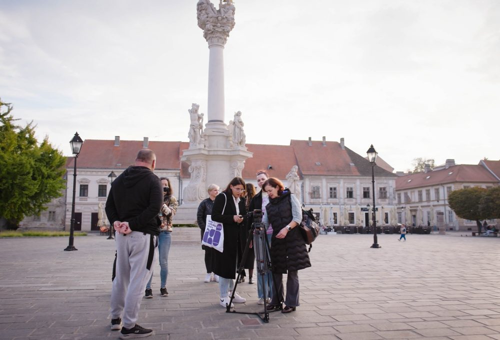 Pet dana Osijek će oživjeti filmskim pričama, kreativnim eksperimentima i razgovorima koji nadilaze običnu edukaciju, pružajući svima koji sudjeluju – od studenata i profesora do filmofila i kinoklubaša – priliku da zavire iza kulisa i osjete kako nastaje film od prve ideje do konačne projekcije. U sklopu programa moći ćete osjetiti puls kratkometražnih filmova na jubilarnom desetom izdanju Filmske RUNDE, festivala koji ove godine slavi kreativnost i inovativnost mladih autora, i koji dodatno obogaćuje iskustvo škole, čineći ga nečim više od obične radionice – pravim malim filmskim univerzumom. Prijave su otvorene do 15. listopada, a mjesta su ograničena, što ovaj događaj čini još uzbudljivijim, jer svaki polaznik postaje dio ekskluzivnog kruga ljudi koji kroz iskustvo i praksu oblikuju svoje filmske priče i produbljuju razumijevanje medijske kulture. Ovo nije samo prilika za stjecanje novih znanja – ovo je prilika da svoju strast pretočite u djelo, da film više ne bude samo gledanje s kauča, nego osobno iskustvo, kreativni izazov i način da svojim idejama doprete do publike. Ako ste spremni zakoračiti u svijet u kojem svaka scena nosi emociju, a svaki kadar priču, Škola medijske kulture u Osijeku čeka upravo vas, donoseći magiju filma u stvarni život i otvarajući vrata koja vode u svijet u kojem umjetnost i obrazovanje postaju jedno. Više informacija pronađite na službenoj stranici: smk.hfs.hr