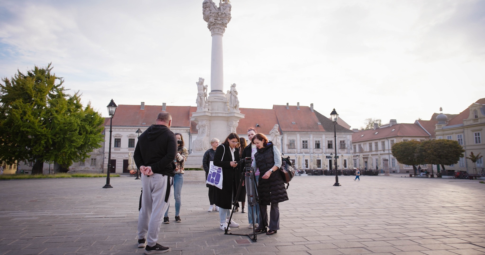 Pet dana Osijek će oživjeti filmskim pričama, kreativnim eksperimentima i razgovorima koji nadilaze običnu edukaciju, pružajući svima koji sudjeluju – od studenata i profesora do filmofila i kinoklubaša – priliku da zavire iza kulisa i osjete kako nastaje film od prve ideje do konačne projekcije. U sklopu programa moći ćete osjetiti puls kratkometražnih filmova na jubilarnom desetom izdanju Filmske RUNDE, festivala koji ove godine slavi kreativnost i inovativnost mladih autora, i koji dodatno obogaćuje iskustvo škole, čineći ga nečim više od obične radionice – pravim malim filmskim univerzumom. Prijave su otvorene do 15. listopada, a mjesta su ograničena, što ovaj događaj čini još uzbudljivijim, jer svaki polaznik postaje dio ekskluzivnog kruga ljudi koji kroz iskustvo i praksu oblikuju svoje filmske priče i produbljuju razumijevanje medijske kulture. Ovo nije samo prilika za stjecanje novih znanja – ovo je prilika da svoju strast pretočite u djelo, da film više ne bude samo gledanje s kauča, nego osobno iskustvo, kreativni izazov i način da svojim idejama doprete do publike. Ako ste spremni zakoračiti u svijet u kojem svaka scena nosi emociju, a svaki kadar priču, Škola medijske kulture u Osijeku čeka upravo vas, donoseći magiju filma u stvarni život i otvarajući vrata koja vode u svijet u kojem umjetnost i obrazovanje postaju jedno. Više informacija pronađite na službenoj stranici: smk.hfs.hr