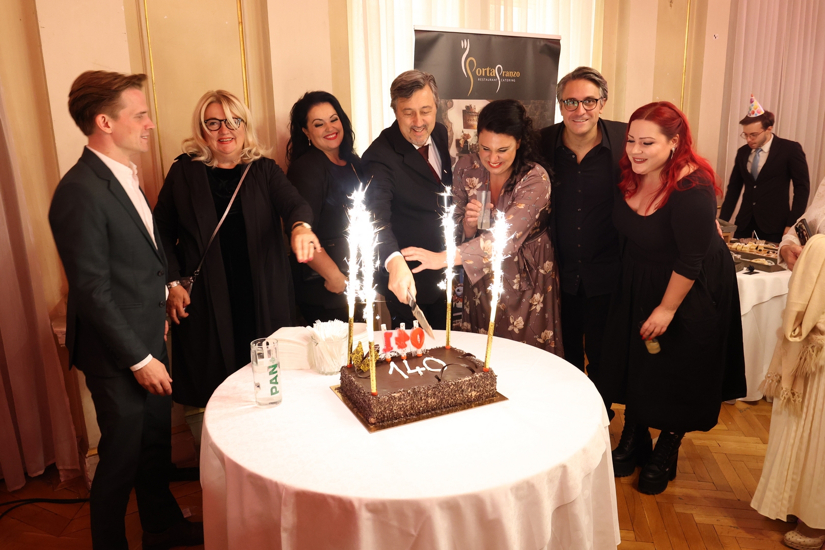 Rijeka kultura, Rijeka kazalište, Rijeka HNK, Rijeka HNK Ivana pl. Zajca, riječko kazalište, riječko kazalište povijest, riječko kazalište jubilej, HNK Rijeka, HNK Rijeka 140 godina, 140 godina riječkog kazališta, Verdi Nabucco Rijeka, Verdijev Nabucco, koncertno Nabucco Rijeka, Verdijeva opera Rijeka, Rijeka opera, riječki simfonijski orkestar, riječki operni zbor, riječki solisti, Dubravka Vrgoč, Iva Rinčić, Ivica Lukanović, Kristina Kolar, Robert Kolar, Luka Ortar, Stefany Findrik, Bože Burić Pešić, Slavko Sekulić, riječki kulturni događaji, riječki jubilej, kazališna povijest Rijeka, kulturna baština Rijeka, HNK Ivana pl. Zajca povijest, Teatro comunale Rijeka, kazališna arhitektura Rijeka, Helmer Fellner Rijeka, riječki kulturni identitet, riječka publika, riječko zajedništvo, kazalište Rijeka emocije, kazalište Rijeka povijest, riječko kazalište obljetnica, riječko kazalište 2025, kulturni vodič Rijeka, Rijeka događanja, Rijeka kultura 2025, Rijeka koncerti, Rijeka opera Nabucco, Rijeka umjetnost, Rijeka performansi, Rijeka glazba, Rijeka tradicija, Rijeka baština, Rijeka Helmer Fellner, Rijeka Teatro comunale, Rijeka kazališna scena, Rijeka kazališni život, Rijeka glazbena scena, Rijeka turizam kultura, Rijeka kulturna atrakcija, Rijeka povijesna zgrada, riječko kazalište arhitektura, riječko kazalište povijesna zgrada, riječko kazalište program, riječko kazalište događanja, Rijeka kazalište umjetnici, Rijeka kazalište solisti, Rijeka kazalište ansambl, Rijeka kazalište publika, Rijeka kazalište tradicija, Rijeka kazalište identitet, Rijeka kazalište baština, Rijeka kazalište povijest umjetnosti, Rijeka kazalište putovanje, Rijeka kazalište inspiracija, Rijeka kazalište vodič, Rijeka kazalište atmosfera, Rijeka kazalište Verdijeva opera, Rijeka kazalište Giuseppe Verdi, Rijeka kazalište maestro Valentino Egel, Rijeka kazalište Kristina Kolar, Rijeka kazalište Robert Kolar, Rijeka kazalište Luka Ortar, Rijeka kazalište Stefany Findrik, Rijeka kazalište Bože Burić Pešić, Rijeka kazalište Slavko Sekulić, Rijeka kazalište Radmila Matejčić, Rijeka kazalište Kako čitati grad, Rijeka kazalište 140 obljetnica, Rijeka kazalište „Velikih 140“, Rijeka kazalište veliki događaj, Rijeka kazalište slavlje, Rijeka kazalište kulturni događaj, Rijeka kazalište glazbeni događaj, Rijeka kazalište predstave, Rijeka kazalište repertoar, Rijeka kazalište posjet, Rijeka kazalište iskustvo, Rijeka kazalište emocije, Rijeka kazalište doživljaj, Rijeka kazalište povijesni trenutak