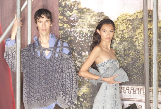 Prvi pogled H&M Glenn Martens kolekcija Razigrana kampanja s Joanne Lumley i Richardom E. Grantom slavi individualnost i samoizražavanje.