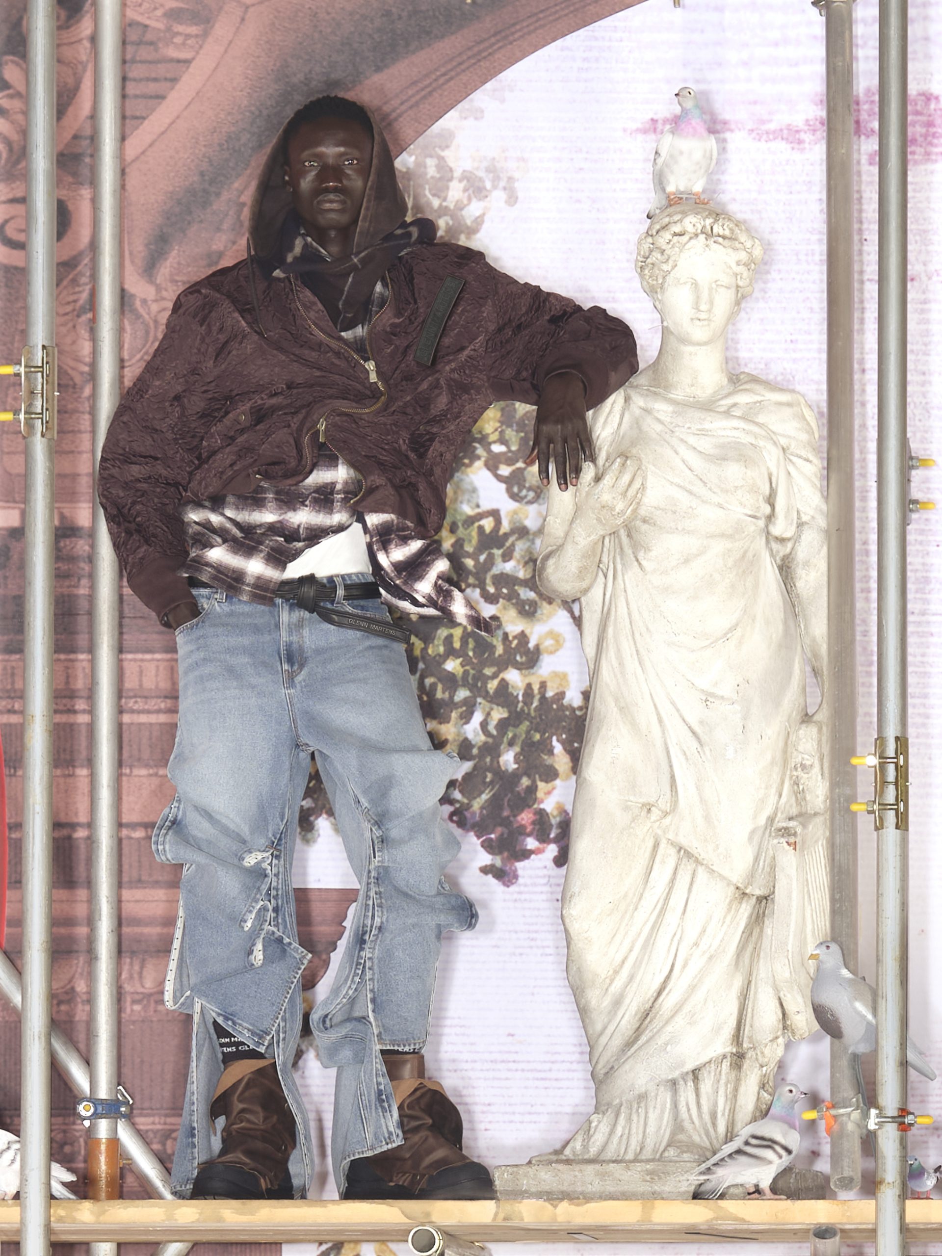 Prvi pogled H&M Glenn Martens kolekcija Razigrana kampanja s Joanne Lumley i Richardom E. Grantom slavi individualnost i samoizražavanje.