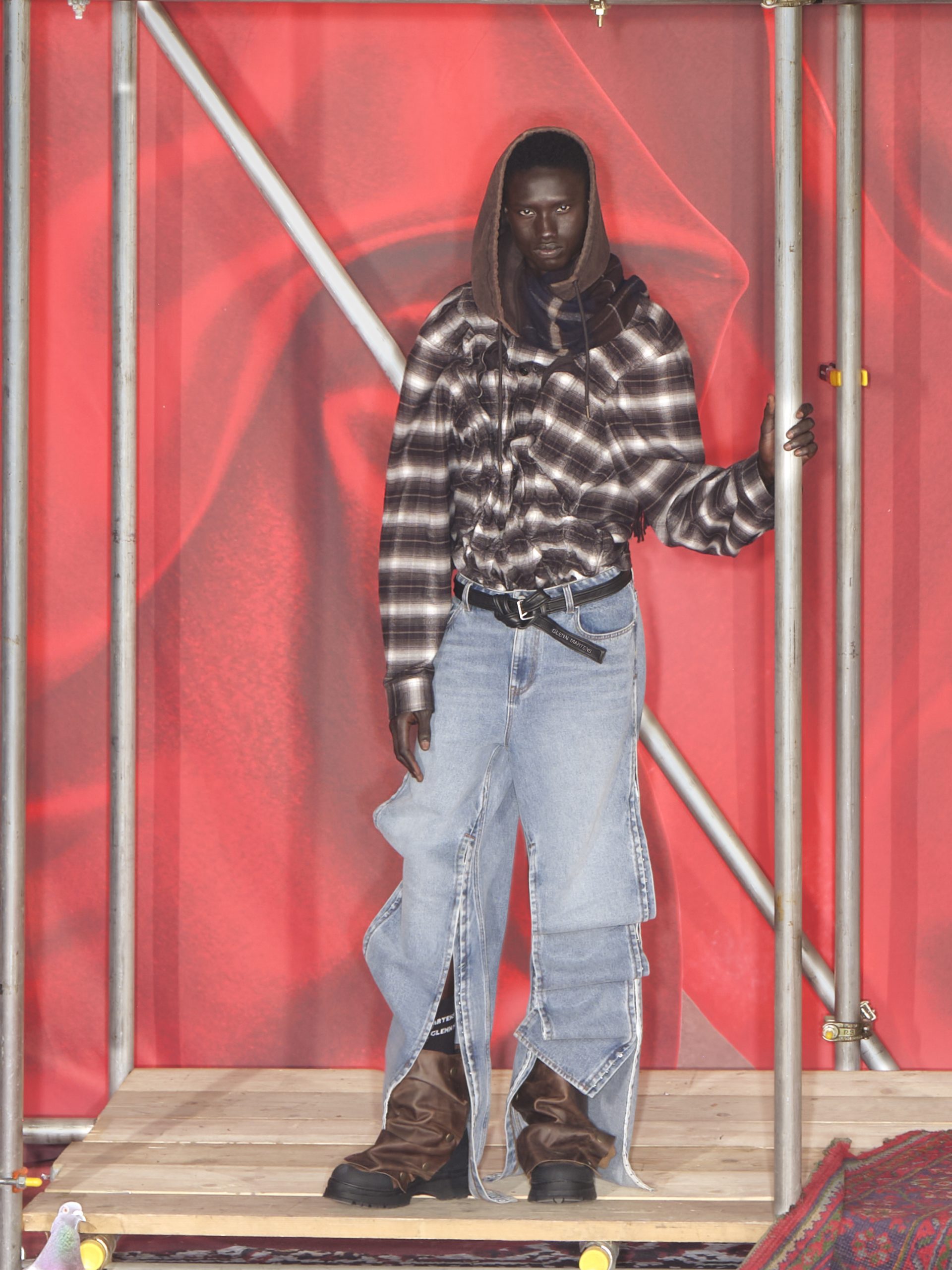 Prvi pogled H&M Glenn Martens kolekcija Razigrana kampanja s Joanne Lumley i Richardom E. Grantom slavi individualnost i samoizražavanje.