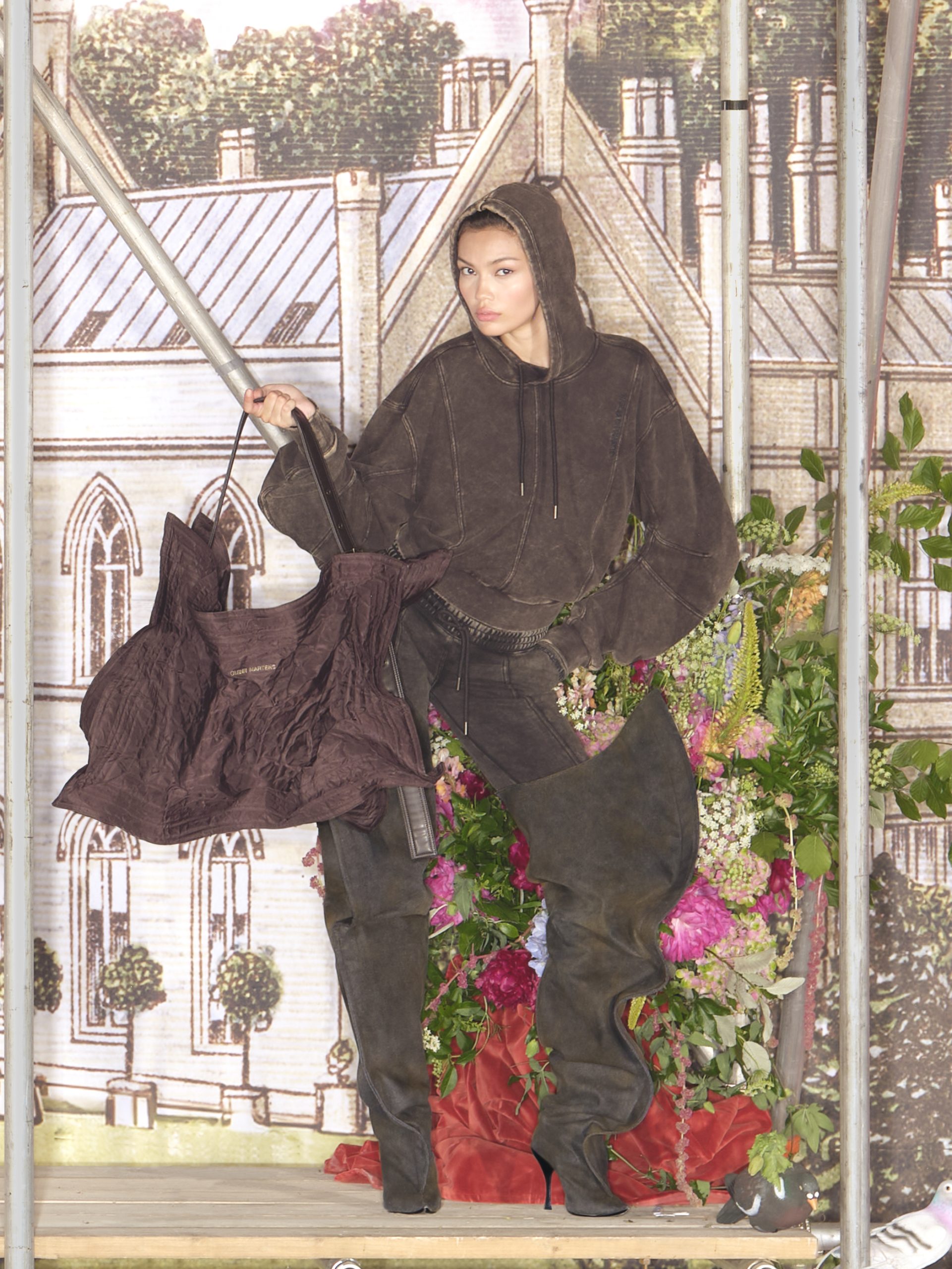 Prvi pogled H&M Glenn Martens kolekcija Razigrana kampanja s Joanne Lumley i Richardom E. Grantom slavi individualnost i samoizražavanje.