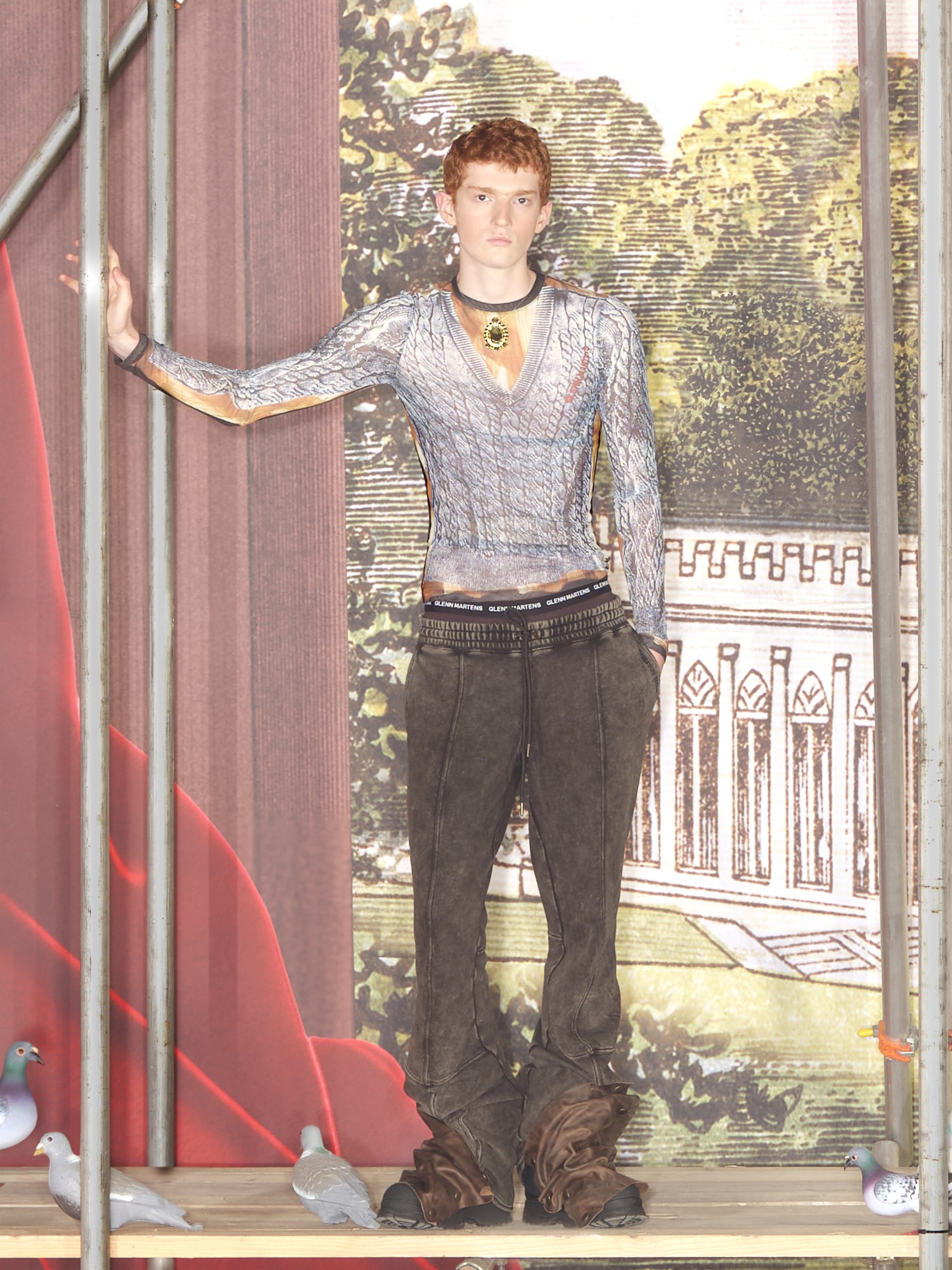 Prvi pogled H&M Glenn Martens kolekcija Razigrana kampanja s Joanne Lumley i Richardom E. Grantom slavi individualnost i samoizražavanje.