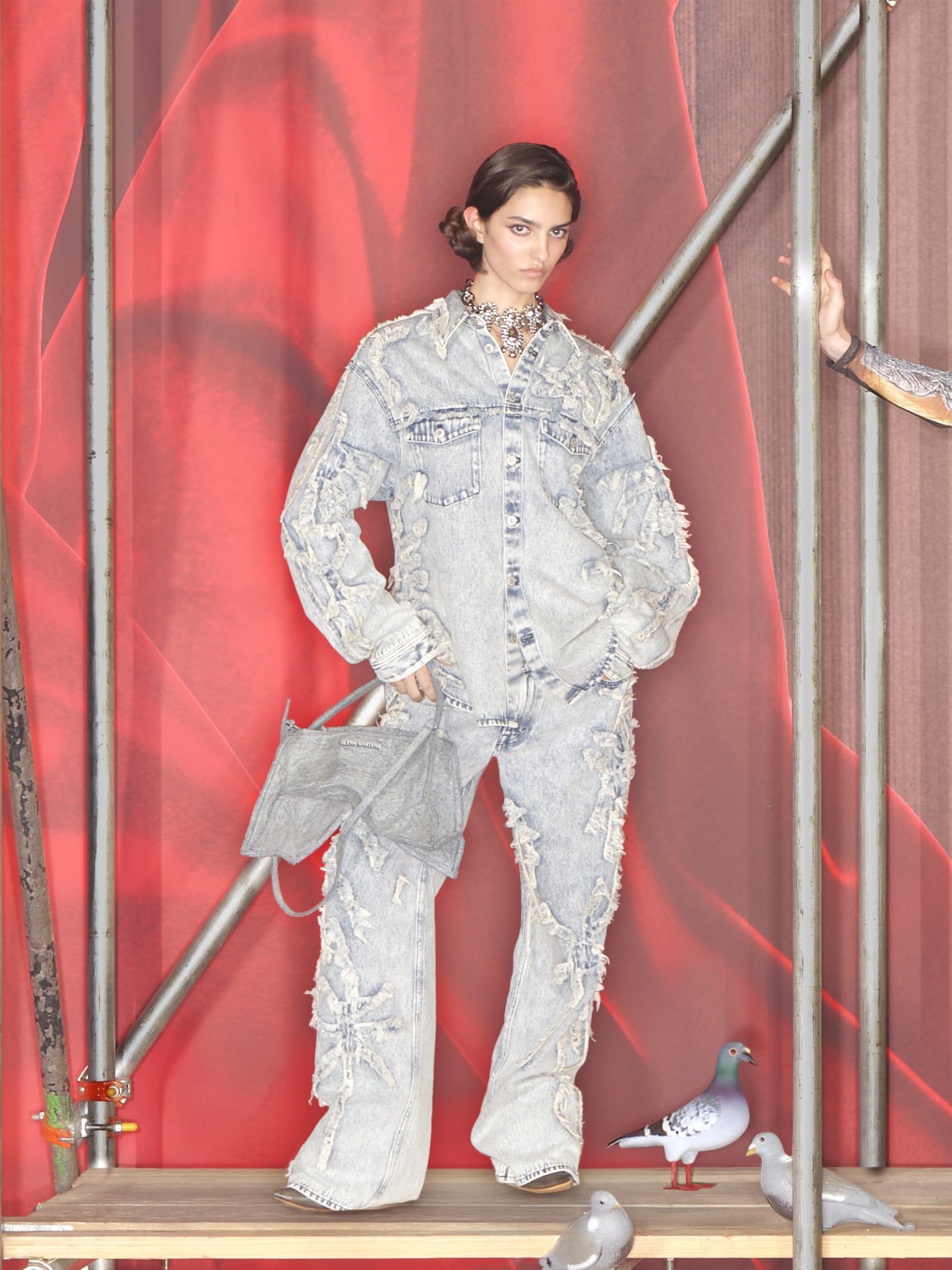 Prvi pogled H&M Glenn Martens kolekcija Razigrana kampanja s Joanne Lumley i Richardom E. Grantom slavi individualnost i samoizražavanje.