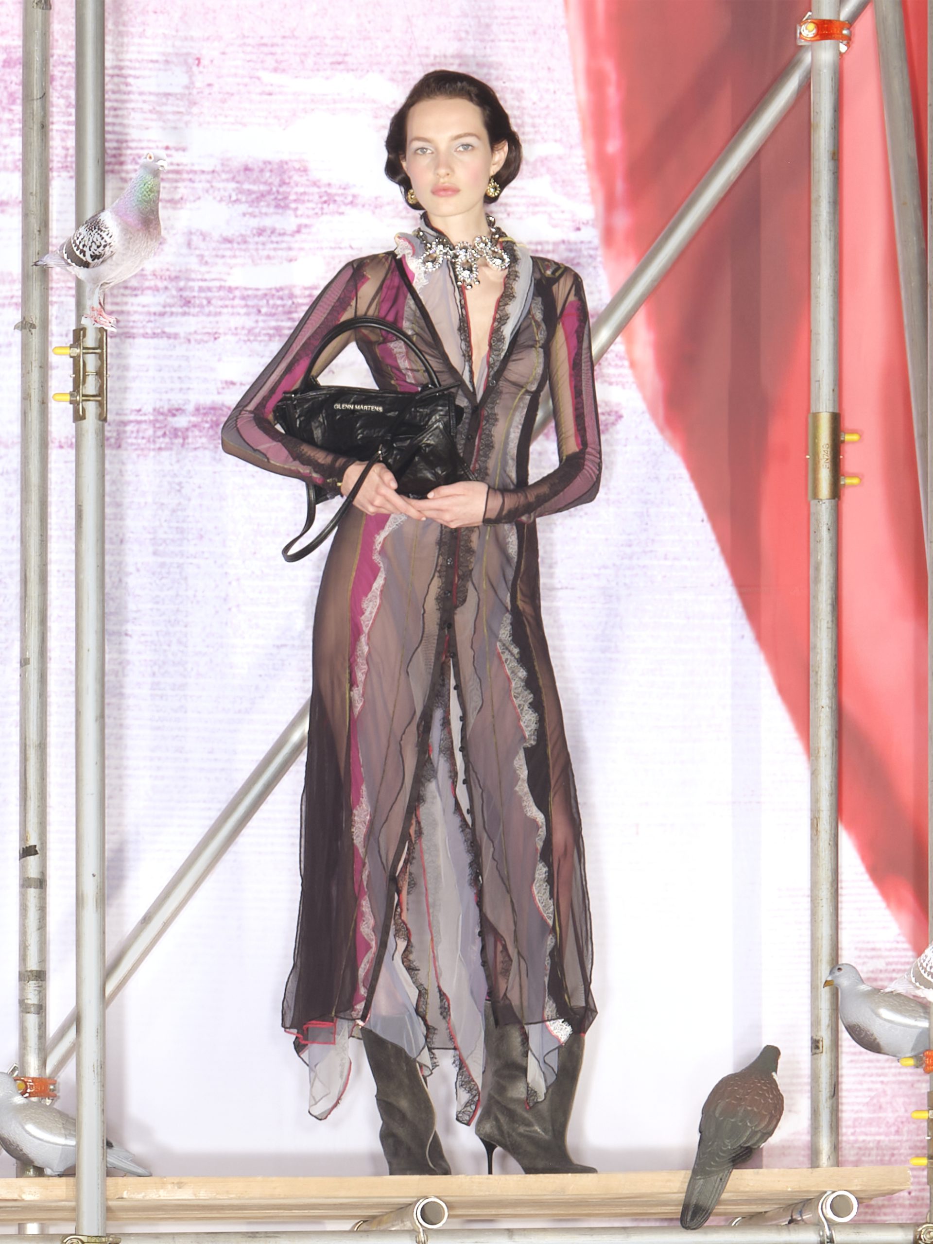 Prvi pogled H&M Glenn Martens kolekcija Razigrana kampanja s Joanne Lumley i Richardom E. Grantom slavi individualnost i samoizražavanje.