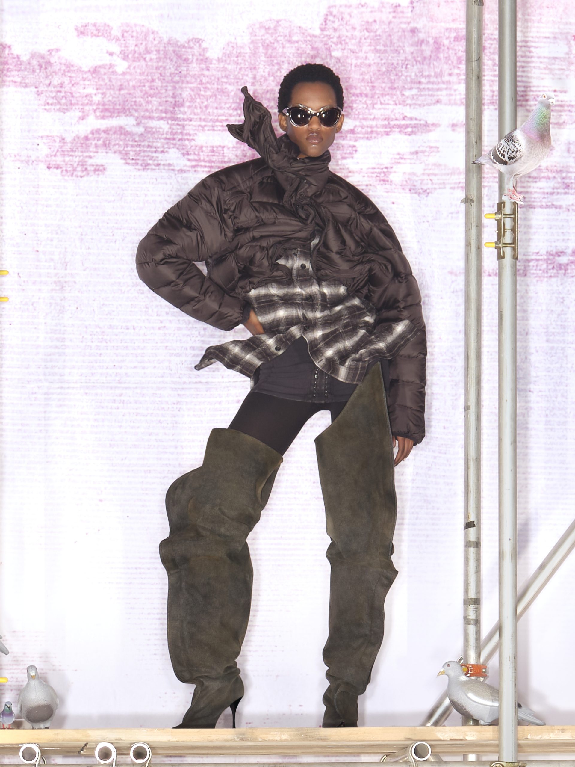 Prvi pogled H&M Glenn Martens kolekcija Razigrana kampanja s Joanne Lumley i Richardom E. Grantom slavi individualnost i samoizražavanje.