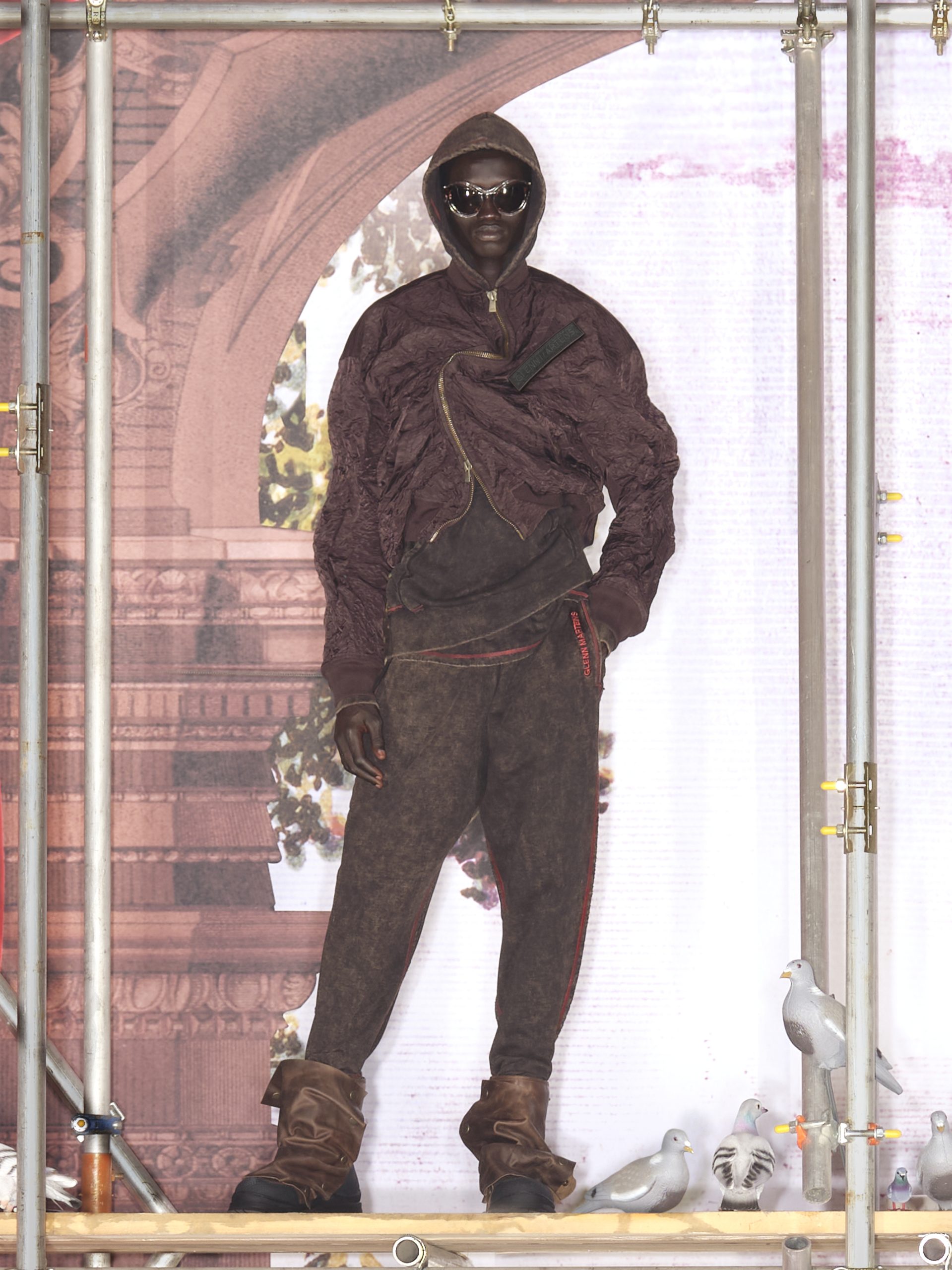 Prvi pogled H&M Glenn Martens kolekcija Razigrana kampanja s Joanne Lumley i Richardom E. Grantom slavi individualnost i samoizražavanje.