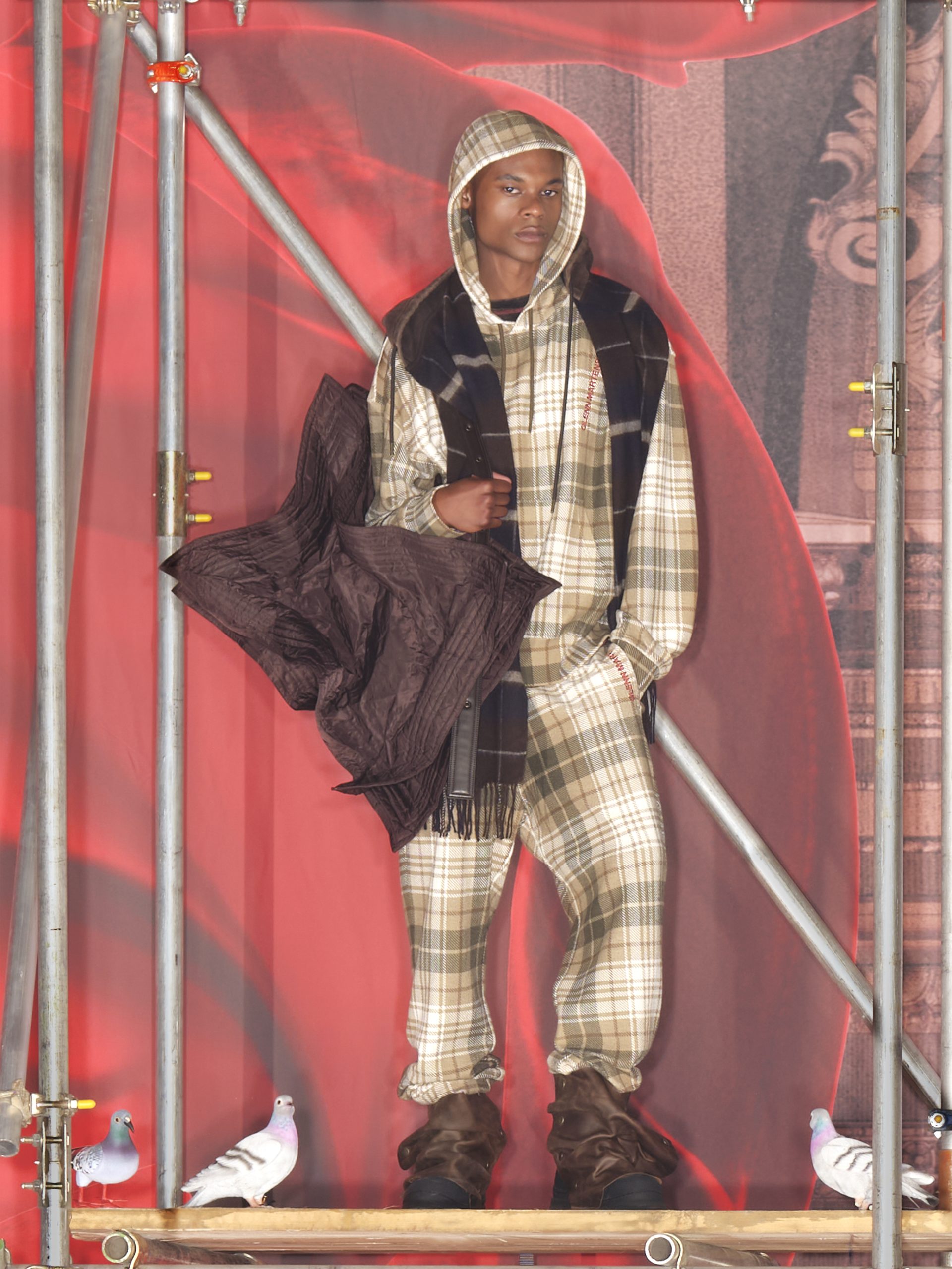 Prvi pogled H&M Glenn Martens kolekcija Razigrana kampanja s Joanne Lumley i Richardom E. Grantom slavi individualnost i samoizražavanje.