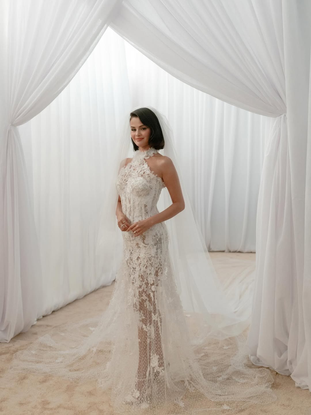 Selena Gomez iznenadila obožavatelje novim fotkama s bajkovitog vjenčanja Hello Magazin Croatia Hrvatska