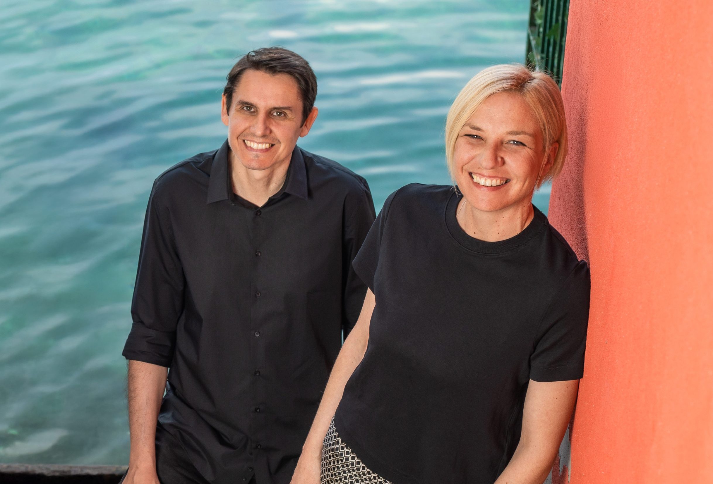 Pentawards, dizajn ambalaže, Studio Tumpić/Prenc, Famìa maslinovo ulje, hrvatski dizajn, nagrada za dizajn, Rovinj, Istra, mediteranski dizajn, ekstra djevičansko maslinovo ulje, nagrađeni dizajn, globalna nagrada, kreativnost, ambalaža, brendiranje, vizualni identitet, Tumpić Prenc nagrada, Packaging design, Communication Arts, European Design Awards, Zagreb Design Week, TASHEN knjiga, dizajn etiketa, inspiracija Rovinj, hrvatska kreativnost, svjetske nagrade, globalni uspjeh, premium dizajn, inovativni dizajn, maslinovo ulje dizajn, Pentawards srebro, svjetsko priznanje, branding Hrvatska, dizajn agencija, luksuzna ambalaža, globalni brend, mediteranski stil, kreativni studio, packaging award, international design, hrvatski proizvod, award-winning design, grafički dizajn, maslinovo ulje Istra, kreativni dizajn, nagrade za dizajn, packaging innovation, Rovinj arhitektura, inspiracija mediteran, dizajn u svijetu, premium ambalaža, studio za dizajn, storytelling u dizajnu, global packaging awards, Pentawards 2025, kreativna industrija Hrvatska, brend identitet, dizajn i tradicija, inovacija u dizajnu, kreativni identitet, međunarodno priznanje, hrvatska agencija, mediteranska inspiracija, dizajn priča, visual identity, Croatian design, Rovinj inspiration, olive oil packaging, award-winning packaging, Mediterranean design, innovative packaging, Tumpić/Prenc awards, design excellence, packaging competition, sustainable packaging, kreativni identitet, dizajnerski studio, svjetska nagrada, kreativni projekt, dizajn etikete ulja, maslinovo ulje branding, packaging trends, dizajn i emocije, Pentawards gala, Amsterdam event, global design scene, international award, packaging storytelling, hrvatski brend, packaging art, kreativna ambalaža, design inspiration, dizajn za maslinovo ulje, luxury packaging, Rovinj culture, olive oil design, hrvatski kreativci, creative packaging, dizajn boce, packaging identity, svjetski dizajn, Mediterranean branding