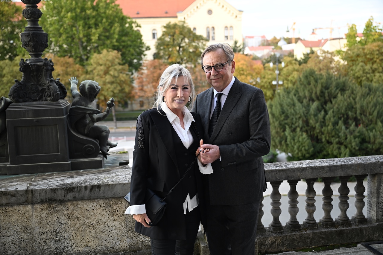 TIHOMIR STANIĆ PREMOSTIO VRIJEME I EMOCIJE ANJA ŠOVAGOVIĆ DESPOT, DRAGAN DESPOT I DRUGI NA ANDRIĆEVOJ “NA DRINI ĆUPRIJA” U ZAGREBU