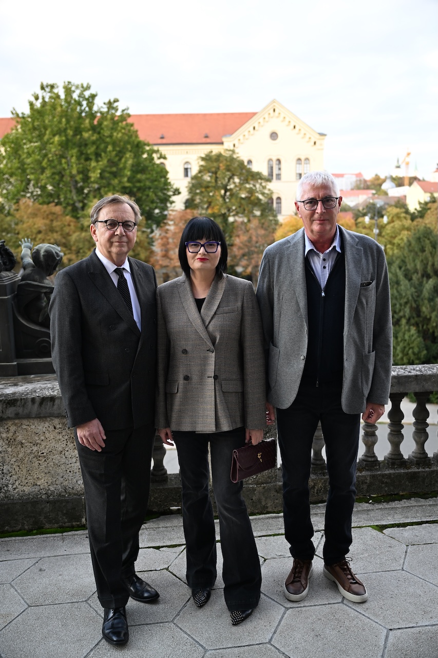 TIHOMIR STANIĆ PREMOSTIO VRIJEME I EMOCIJE ANJA ŠOVAGOVIĆ DESPOT, DRAGAN DESPOT I DRUGI NA ANDRIĆEVOJ “NA DRINI ĆUPRIJA” U ZAGREBU