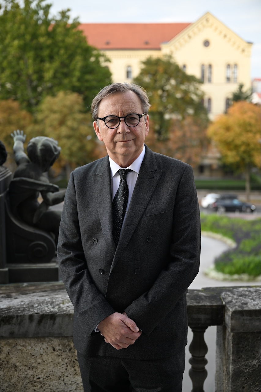 TIHOMIR STANIĆ PREMOSTIO VRIJEME I EMOCIJE ANJA ŠOVAGOVIĆ DESPOT, DRAGAN DESPOT I DRUGI NA ANDRIĆEVOJ “NA DRINI ĆUPRIJA” U ZAGREBU