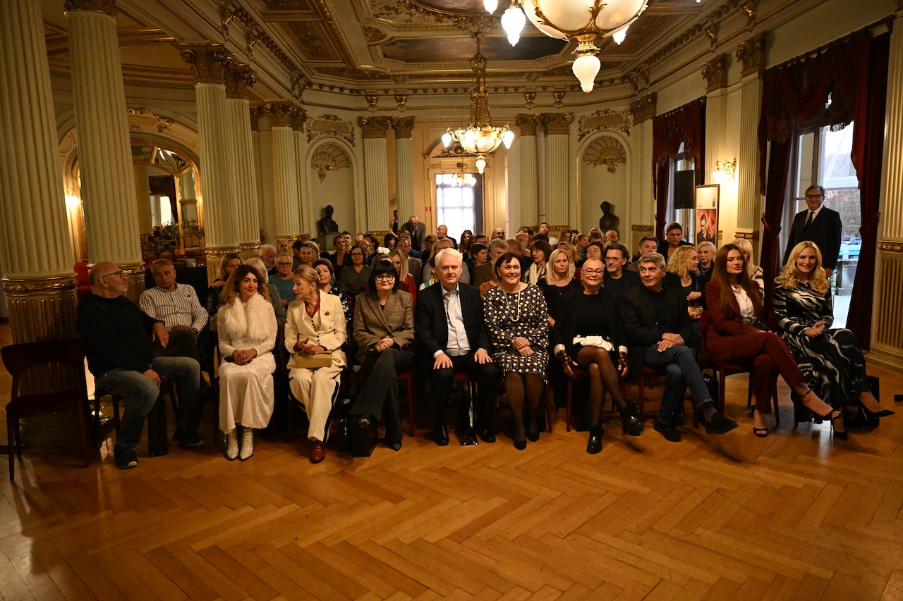 TIHOMIR STANIĆ PREMOSTIO VRIJEME I EMOCIJE ANJA ŠOVAGOVIĆ DESPOT, DRAGAN DESPOT I DRUGI NA ANDRIĆEVOJ “NA DRINI ĆUPRIJA” U ZAGREBU