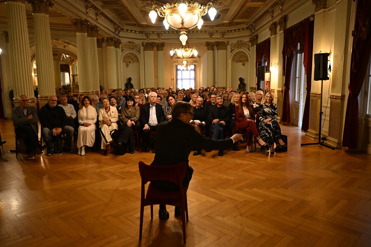 TIHOMIR STANIĆ PREMOSTIO VRIJEME I EMOCIJE ANJA ŠOVAGOVIĆ DESPOT, DRAGAN DESPOT I DRUGI NA ANDRIĆEVOJ “NA DRINI ĆUPRIJA” U ZAGREBU