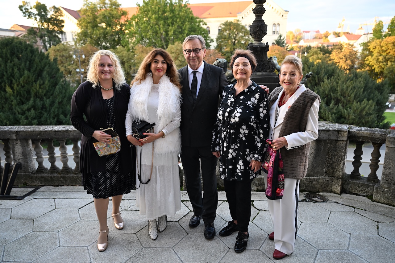 TIHOMIR STANIĆ PREMOSTIO VRIJEME I EMOCIJE ANJA ŠOVAGOVIĆ DESPOT, DRAGAN DESPOT I DRUGI NA ANDRIĆEVOJ “NA DRINI ĆUPRIJA” U ZAGREBU