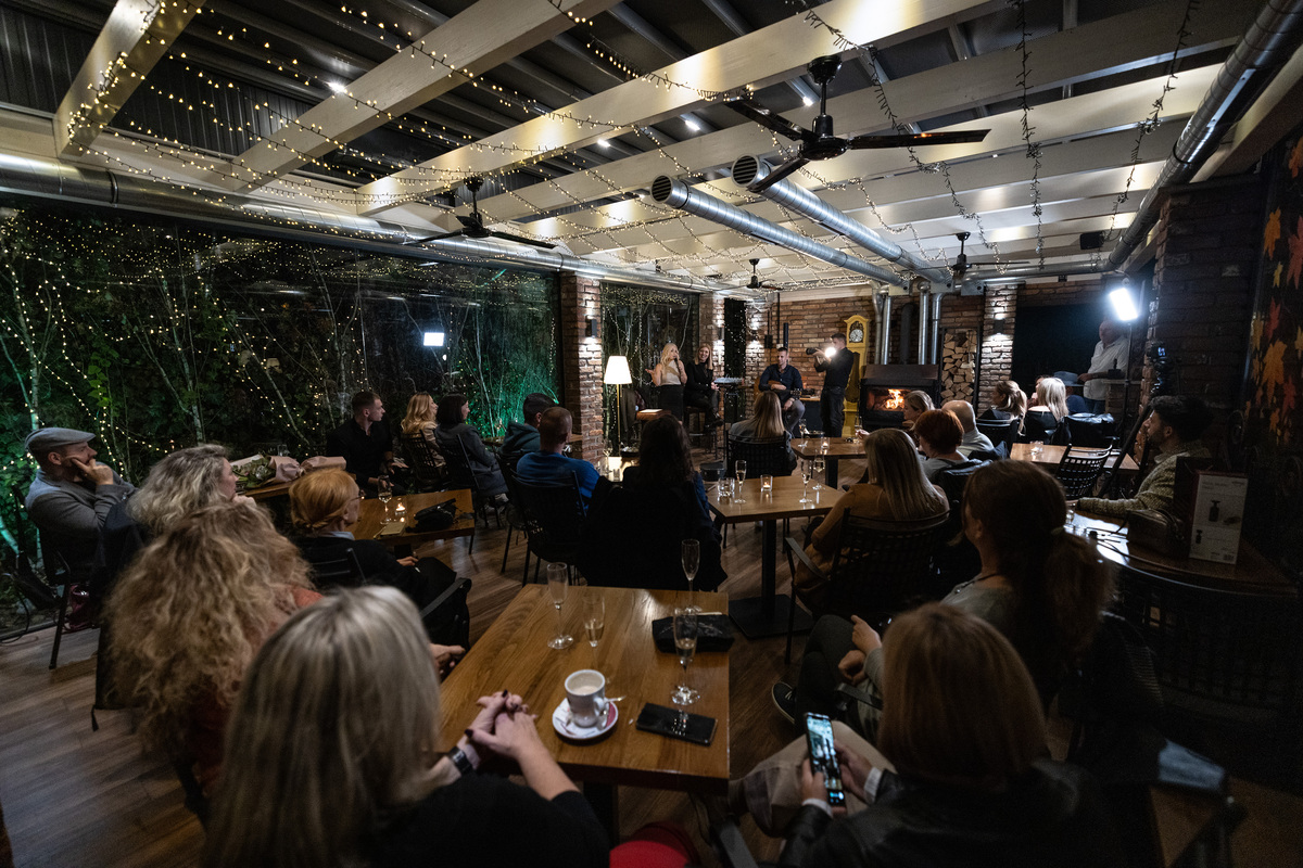 Uršula Tolj, Kao žena ženi, žensko druženje, Lea Mijatović, Antun Jakupčić, Ivana Kindl, Minea, Zsa Zsa, Lara Antić Prskalo, Mirna Maras, Damir Smrtić, Dalibor Petko, Bojan Jambrošić, Botanist Zagreb, Zagreb event, lifestyle događaj, ženska snaga, inspirativne žene, ženski razgovori, ženska energija, female empowerment, hrvatske žene, karijera i ljubav, majčinstvo i posao, muško-ženski odnosi, Uršula Tolj kolumne, savjetnik za mlade mame, ljubavne teme, emocionalna inteligencija, žensko prijateljstvo, žensko povezivanje, ženski razgovori uživo, hrvatska kultura, hrvatska scena, zagrebački eventi, kulturna događanja Zagreb, inspirativne priče, žensko samopouzdanje, žene koje inspiriraju, female stories, hrvatski lifestyle, Journal.hr stil, moderna žena, iskreni razgovori, ljubav i odnosi, životne teme, novi počeci, vjerovanje u sebe, glazbeni performans, ženski identitet, žensko iskustvo, podrška među ženama, hrvatske javne osobe, emotivna večer, ženski svijet, autorska večer, hrvatski autori, hrvatska glazba, podcast uživo, događanja u Zagrebu, kulturna scena, žene u medijima, inspirativna večer, event s porukom, hrvatske voditeljice, hrvatske spisateljice, lifestyle večer, kulturni događaj, urbani Zagreb, večer s porukom, žensko stvaralaštvo, ženski glas, autentične žene, hrvatske kolumnistice, večer emocija, hrvatski podcast, ženski dijalog, hrvatske autorice, ženska perspektiva, ženska hrabrost, emocionalni razgovori, ženski storytelling, večer u Zagrebu, povezanost i podrška, ženska zajednica, žene koje mijenjaju, životne priče, hrvatske inspiracije, lifestyle inspiracija, ženska večer, intimni razgovori, hrvatski eventi, inspirativni razgovori, večer smijeha i emocija, Zagreb lifestyle, hrvatska kultura i društvo, umjetnost i život, žene u fokusu, ženska priča, uršula tolj kao žena ženi, događaj s dušom, autorski događaj, emotivna priča.