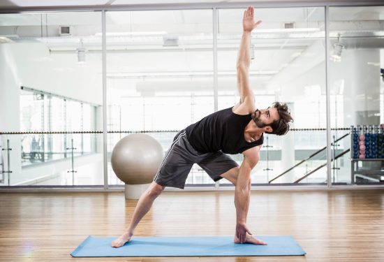 Yoga za muškarce – stvarno pomaže ili je samo Instagram trend