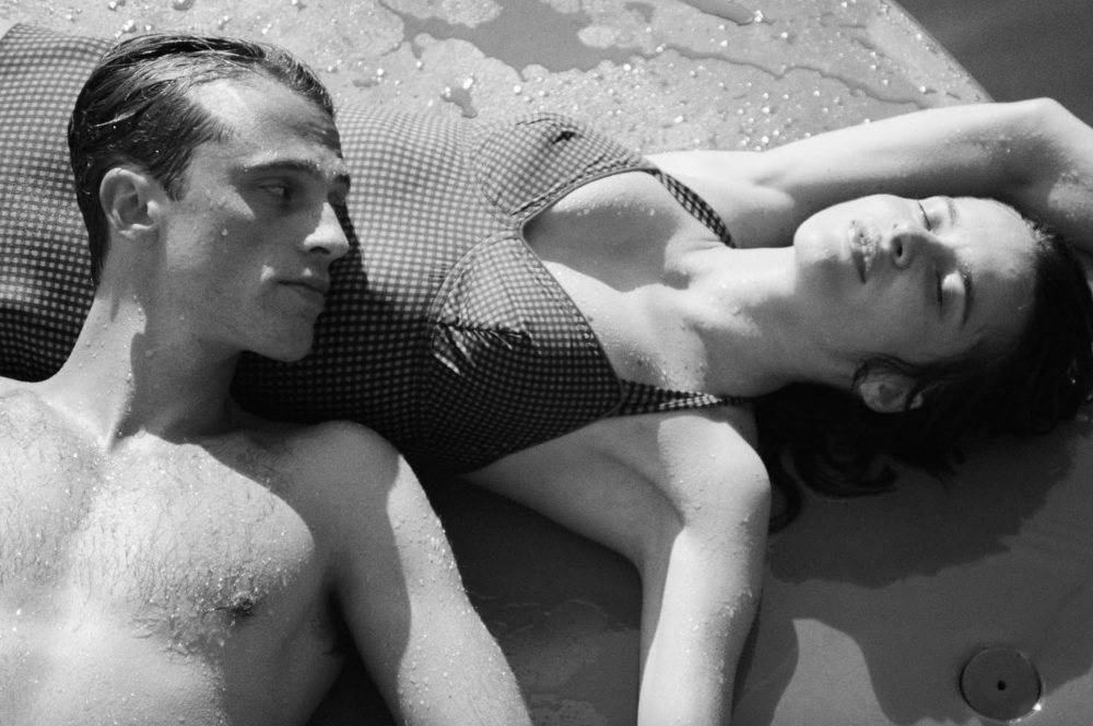 Nedavno objavljen program 23. Zagreb Film Festivala, koji ove godine donosi 120 filmova u deset različitih programa, upotpunit će i novo ostvarenje legendarnog američkog redatelja Jima Jarmuscha, Otac majka sestra brat, u Veneciji nagrađeno Zlatnim lavom za najbolji film. U subotu, 15. studenoga, nakon službene dodjele nagrada, zagrebačka publika uživat će u filmu koji je humornim uvidom u intimni svijet složenih obiteljskih odnosa osvojio naklonost žirija prestižnog Venecijanskog filmskog festivala.