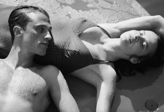 Nedavno objavljen program 23. Zagreb Film Festivala, koji ove godine donosi 120 filmova u deset različitih programa, upotpunit će i novo ostvarenje legendarnog američkog redatelja Jima Jarmuscha, Otac majka sestra brat, u Veneciji nagrađeno Zlatnim lavom za najbolji film. U subotu, 15. studenoga, nakon službene dodjele nagrada, zagrebačka publika uživat će u filmu koji je humornim uvidom u intimni svijet složenih obiteljskih odnosa osvojio naklonost žirija prestižnog Venecijanskog filmskog festivala.