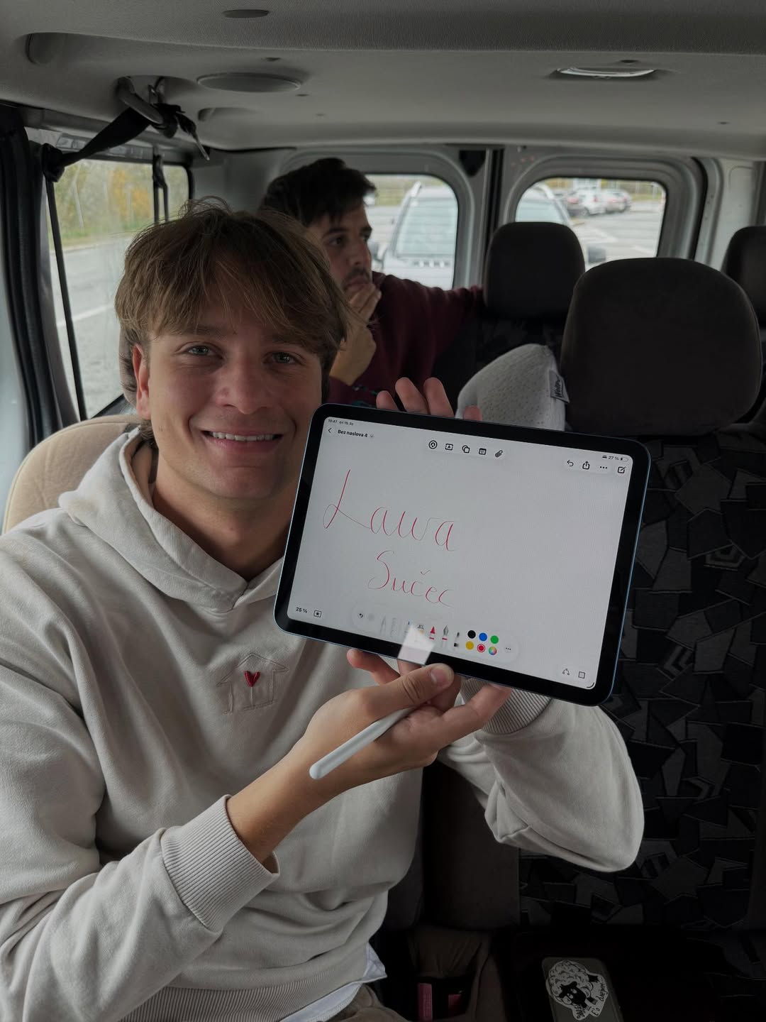 Znate li da je miljenica Dore prateći vokal najtraženijeg mladog pjevača u regiji Hello Magazin Croatia Hrvatska