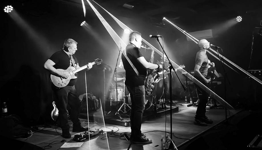 Kakva funky poslastica u klubu Boogaloo!! Sama krema vrhunskih muzičara koji su nekoć svirali i surađivali sa Dinom Dvornikom 14.11.2025 zasvirati će u čast kralja funka!!