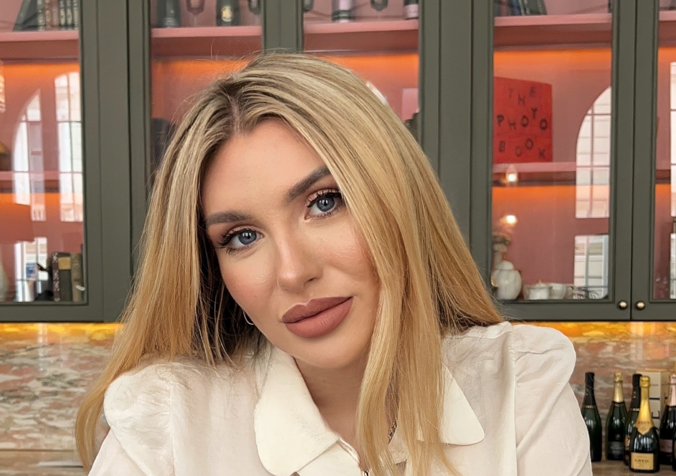 dr Petra Meštrić, Izvan okvira, inspirativna kampanja, empowerment žena, ženska snaga, autentičnost, bez osude, hrabrost, motivacija, mentalno zdravlje, samopouzdanje, osobni razvoj, društvene mreže, influencerica, liječnica influencerica, priče žena, žene podržavaju žene, izlazak iz okvira, život bez predrasuda, sloboda izražavanja, prihvaćanje sebe, body positivity, rušenje stereotipa, hrabre odluke, osobna promjena, životne odluke, osnaživanje u zajednici, društvena očekivanja, skinuti etikete, uklopiti se ili biti svoj, bez filtera, samopoštovanje, pozitivne promjene, motivacijski sadržaj, inspirativne priče, realan život online, izazovi karijere, ravnoteža posla i života, uspješne žene, moć zajednice, promjena mindseta, ženska podrška, borba protiv predrasuda, emocionalno zdravlje, stvarni razgovori, osvještavanje društva, sloboda izbora, biti svoj, osobna sloboda, definiraj sebe, osnaživanje identiteta, odvažan život, društveni pokret, kampanja na Instagramu, interaktivni sadržaj, video kampanja, reelse, motivacijski videi, inspirativni videi, priče iz života, autentična komunikacija, digitalna zajednica, hrabro živjeti, život po vlastitim pravilima, bez straha, društvena osuda, kako pobijediti strah, unutarnja snaga, osobni put, iskrene ispovijesti, motivacijska kampanja, društvene norme, rušenje normi, poticanje promjena, prihvati sebe, životna inspiracija, coaching mindset, žene u fokusu, pozitivna energija, novi početak, transformacija, podrška zajednice, ženska inicijativa, hrvatska influencerica, Zagreb lifestyle, lifestyle kampanja, psihološko osnaživanje, vrijednosti života, #IzvanOkvira, kampanja za žene, smjelost, odlučnost, uspjeh žena, vlastiti put, mijenjamo svijet, inspiracija za žene, prihvati izazov, jedinstvena ti, hrabrost za promjenu, inspirativni projekt, suvremena žena