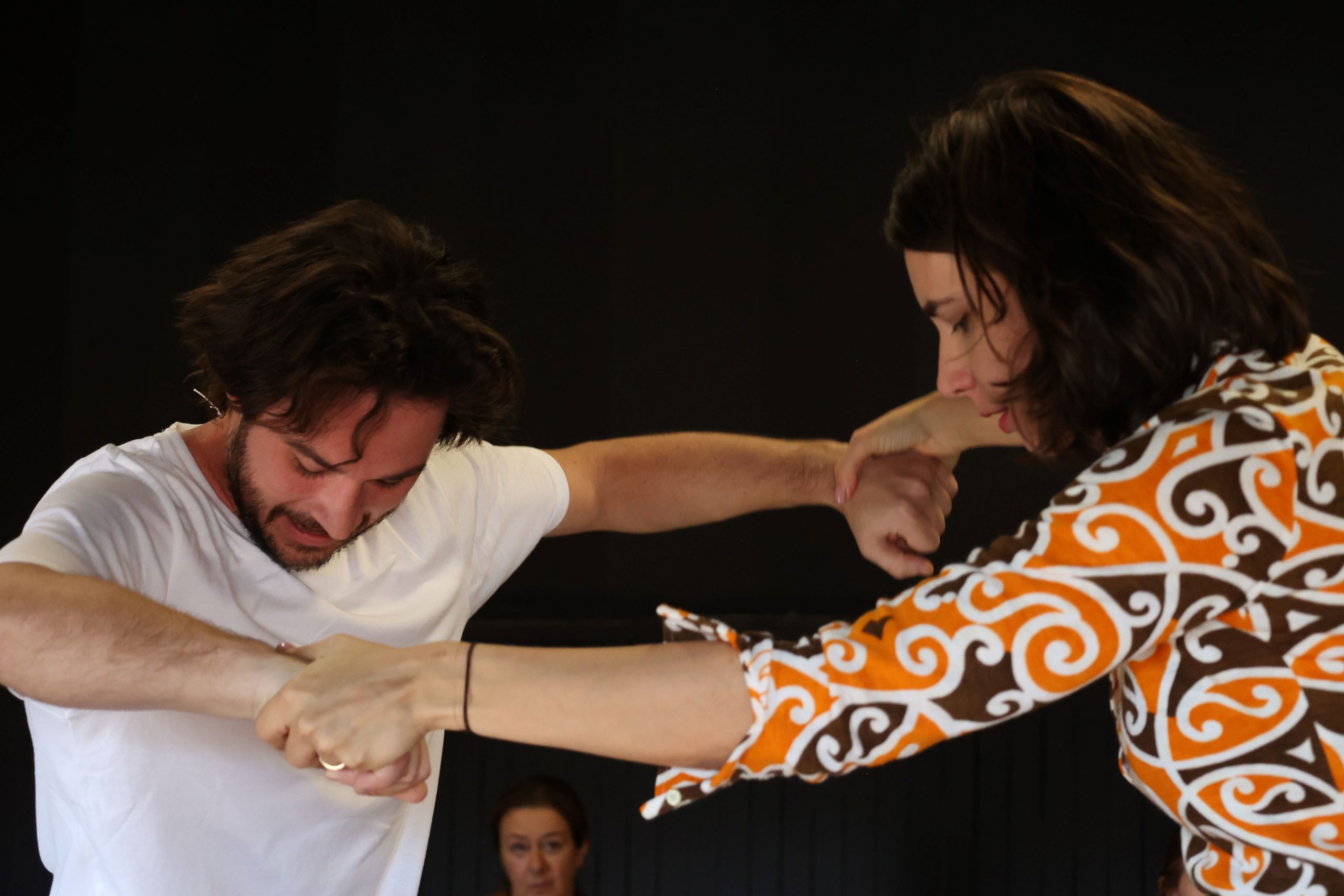 „Tri sestre, ja“ Borisa Liješevića: Dijeljenje sebe i svog života, svojih osjećaja i boli u trenutku zajedništva s publikom