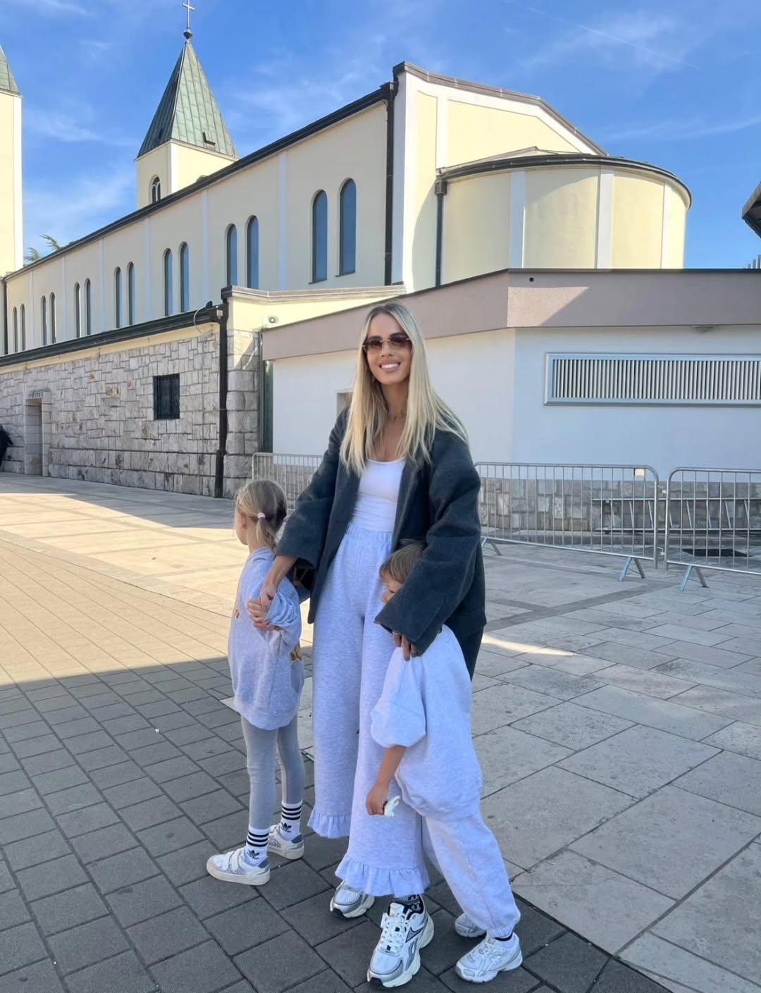 Antonija Mišura Sandrić pokazala savršen jesenski look koji spaja udobnost i eleganciju Hello Magazin Croatia Hrvatska