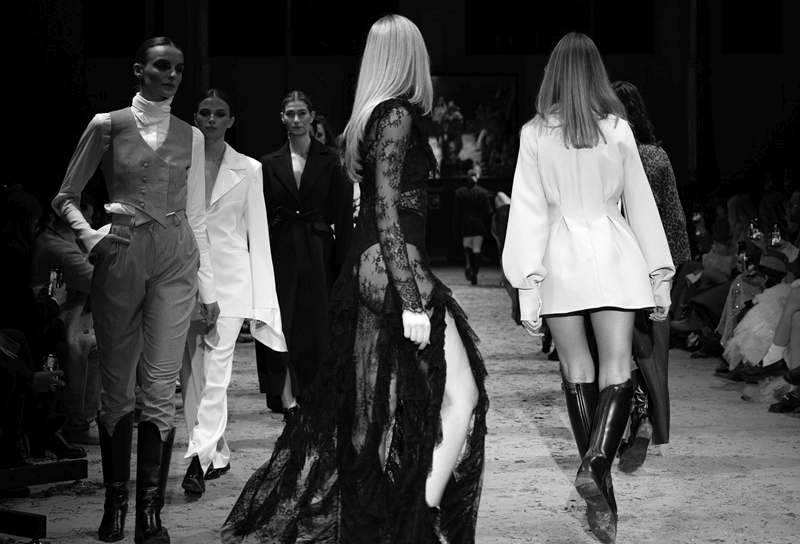 moda, jesen/zima 2025, Lokomotiva by Lana Puljić, nova kolekcija, luksuzna moda, jahački stil, kaubojski chic, elegantna moda, sofisticirani outfiti, modni trendovi, dnevni outfiti, večernja moda, statement komadi, odijela za žene, odijela za muškarce, kaputi, vuneni kaputi, svileni detalji, čipka u modi, traper hlačice, pamučne majice, luksuzni materijali, moda i sport, funkcionalna moda, moda za jesen, moda za zimu, kaubojske čizme, jahačke čizme, rukavice od kože, jahačke kacige, elegantni kaputi, sofisticirani outfiti, modna inspiracija, urbani stil, rustikalni stil, old money estetika, moda za slobodu, senzualna moda, moderna elegancija, minimalistički luksuz, profinjeni stil, modni detalji, jahački duh, Divlji zapad inspiracija, modni klasik, moda s pomakom, premium moda, luksuzna odjeća, statement outfiti, dnevni look, večernji look, jesenji look, zimski look, kombinacije boja, paleta boja u modi, tamno plava moda, smeđa moda, crna odjeća, bjelokost u modi, roze detalji, zeleni detalji, profinjeni outfiti, krojevi koji grle siluetu, elegantni krojevi, modni komadi, odjeća za pokret, urbana elegancija, modni brend, hrvatski modni brend, dizajnerska moda, kolekcija luksuzne odjeće, modni showroom, premium outfiti, luksuzna obuća, autentični modni detalji, funkcionalni modni komadi, moda i sloboda, sofisticirani styling, luksuzni styling, modni statement, ekskluzivna kolekcija, inspiracija jahanjem, sport i moda, lifestyle moda, jahačka elegancija, kaubojski detalji, modni dodatci, rukavice u modi, modne čizme, stil i elegancija, dnevni luksuz, večernji luksuz, sofisticirani materijali, luksuzna tekstura, moda za sve generacije, trendovski outfiti, autentična moda, profinjena estetika, luksuzni modni komadi, kombiniranje materijala, ekskluzivni komadi, premium styling, modni detalj, urbani luksuz, jesen/zima outfiti.