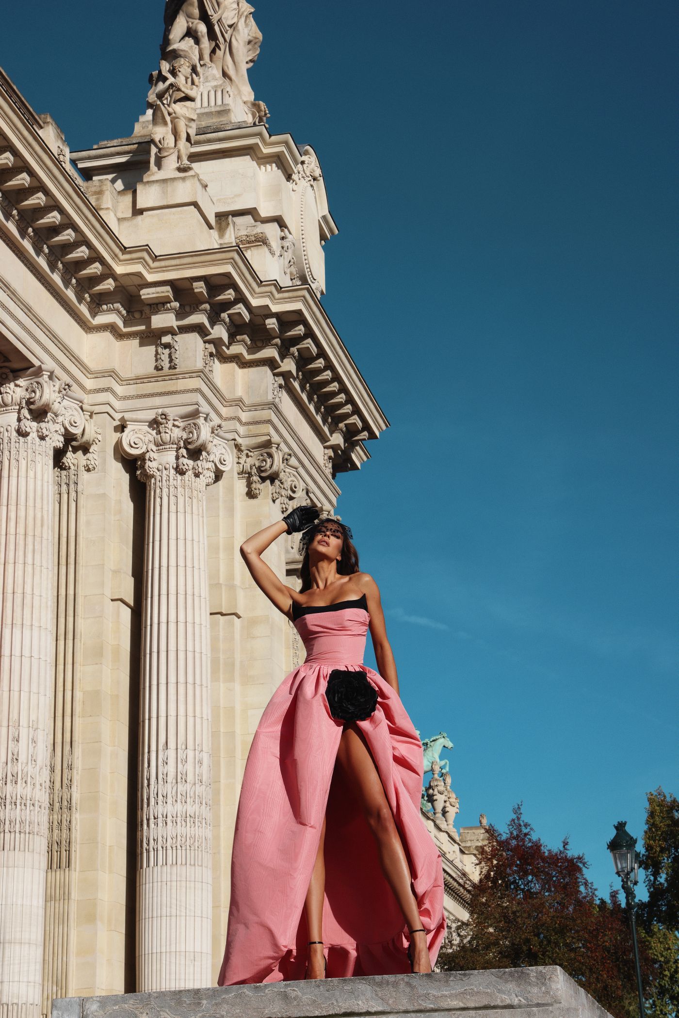 Zakoračite u pariški chic i prepustite se novoj eri glamura koja spaja umjetnost, emociju i couture estetiku u jedinstvenu modnu priču