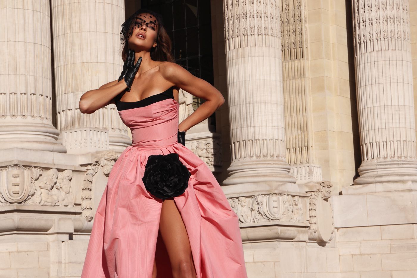 Zakoračite u pariški chic i prepustite se novoj eri glamura koja spaja umjetnost, emociju i couture estetiku u jedinstvenu modnu priču