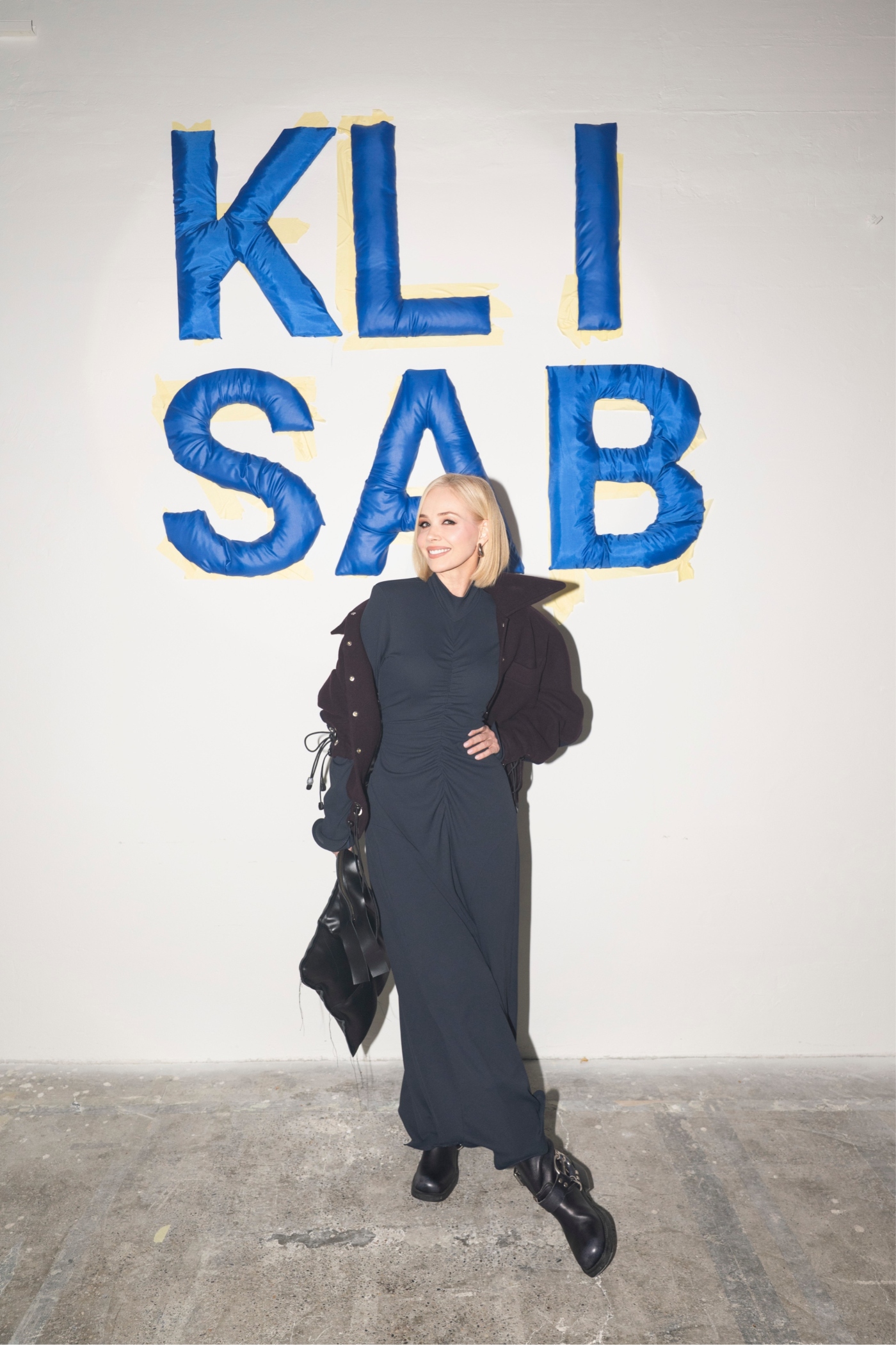 KLISAB, KLISAB ZIMA25, SVOGA DVORCA KRALJ, Tomislav Kliškinić, Marko Šabarić, domaći modni brand, hrvatska moda, modna revija, revija poznatih, poznate osobe, celebrity fashion, hrvatski celebrity, Jelena Rozga, Ljupka Gojić Mikić, Nika Turković, Marijana Batinić, Ivana Paradžiković, Luka Nižetić, Miach, Dora Predojević, Anita Dujić, Luciano Plazibat, Pave Elez, crveni tepih, modni spektakl, modni događaj, hrvatski lifestyle, fashion event Croatia, luksuzna moda, prêt-à-porter, zimska kolekcija, haljine, kaputi, puf ovratnici, rezane pelerine, modni asesoari, fashion trendovi, stil poznatih, modni editorijal, lifestyle reportaža, hrvatski modni brend, modni identitet, ekskluzivna revija, modna industrija, hrvatski dizajn, luksuzni brend, modna estetika, fashion influencer, modna scena Hrvatske, poznate face, celebrity sighting, luksuzni event, fashion photography, crveni tepih event, glazbena scena, TV lica, influencer event, high fashion Croatia, lifestyle event, ekskluzivni event, hrvatska scena, celebrity stil, modni izbori, večernji outfit, modna elegancija, poznati gosti, glamur, modna inspiracija, celebrity moment, modni show, hrvatski celebrity event, fashion week Croatia, trendsetteri, ekskluzivna moda, modna kritika, paparazzi moment, poznati na reviji, glamurozni gosti, hrvatski modni spektakl, modni highlight, luksuzni asesoari, fashion lifestyle, lifestyle influencer, modna sezona ZIMA25, winter fashion Croatia, celebrity red carpet, showbuzz, hrvatski showbiz, poznata publika, ekskluzivni look, modni odabir, fashion insider, revija s poznatima, socialite event, glam event, fashion spotlight, hrvatski celebrity lifestyle, modna atmosfera, fashion VIP, modni hitovi, trendovi 2025, KLISAB asesoari, luksuzni stil, fashion coverage, celebrity fashion Croatia, stil poznatih osoba, hrvatski modni glamur, VIP event Croatia.