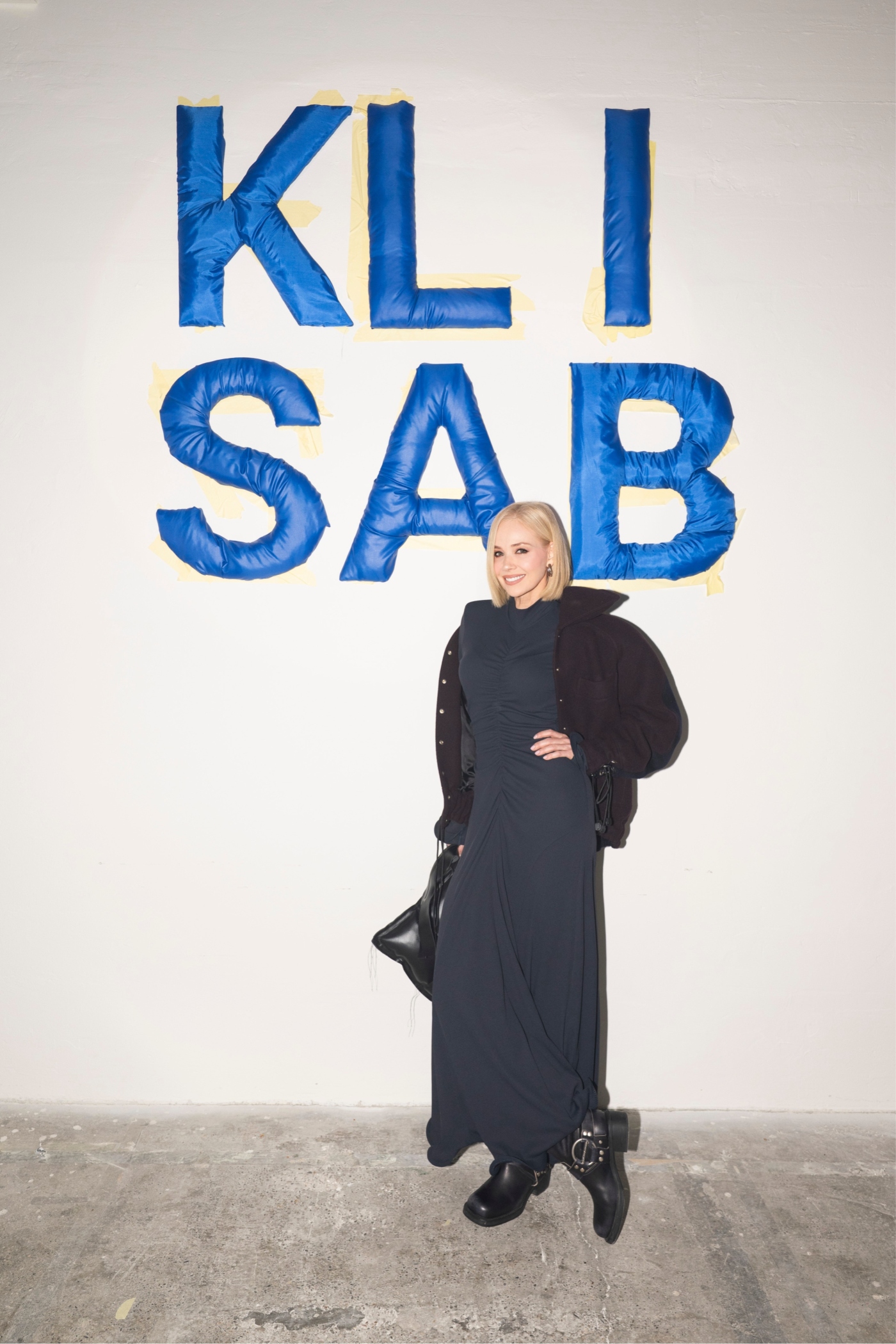 KLISAB, KLISAB ZIMA25, SVOGA DVORCA KRALJ, Tomislav Kliškinić, Marko Šabarić, domaći modni brand, hrvatska moda, modna revija, revija poznatih, poznate osobe, celebrity fashion, hrvatski celebrity, Jelena Rozga, Ljupka Gojić Mikić, Nika Turković, Marijana Batinić, Ivana Paradžiković, Luka Nižetić, Miach, Dora Predojević, Anita Dujić, Luciano Plazibat, Pave Elez, crveni tepih, modni spektakl, modni događaj, hrvatski lifestyle, fashion event Croatia, luksuzna moda, prêt-à-porter, zimska kolekcija, haljine, kaputi, puf ovratnici, rezane pelerine, modni asesoari, fashion trendovi, stil poznatih, modni editorijal, lifestyle reportaža, hrvatski modni brend, modni identitet, ekskluzivna revija, modna industrija, hrvatski dizajn, luksuzni brend, modna estetika, fashion influencer, modna scena Hrvatske, poznate face, celebrity sighting, luksuzni event, fashion photography, crveni tepih event, glazbena scena, TV lica, influencer event, high fashion Croatia, lifestyle event, ekskluzivni event, hrvatska scena, celebrity stil, modni izbori, večernji outfit, modna elegancija, poznati gosti, glamur, modna inspiracija, celebrity moment, modni show, hrvatski celebrity event, fashion week Croatia, trendsetteri, ekskluzivna moda, modna kritika, paparazzi moment, poznati na reviji, glamurozni gosti, hrvatski modni spektakl, modni highlight, luksuzni asesoari, fashion lifestyle, lifestyle influencer, modna sezona ZIMA25, winter fashion Croatia, celebrity red carpet, showbuzz, hrvatski showbiz, poznata publika, ekskluzivni look, modni odabir, fashion insider, revija s poznatima, socialite event, glam event, fashion spotlight, hrvatski celebrity lifestyle, modna atmosfera, fashion VIP, modni hitovi, trendovi 2025, KLISAB asesoari, luksuzni stil, fashion coverage, celebrity fashion Croatia, stil poznatih osoba, hrvatski modni glamur, VIP event Croatia.