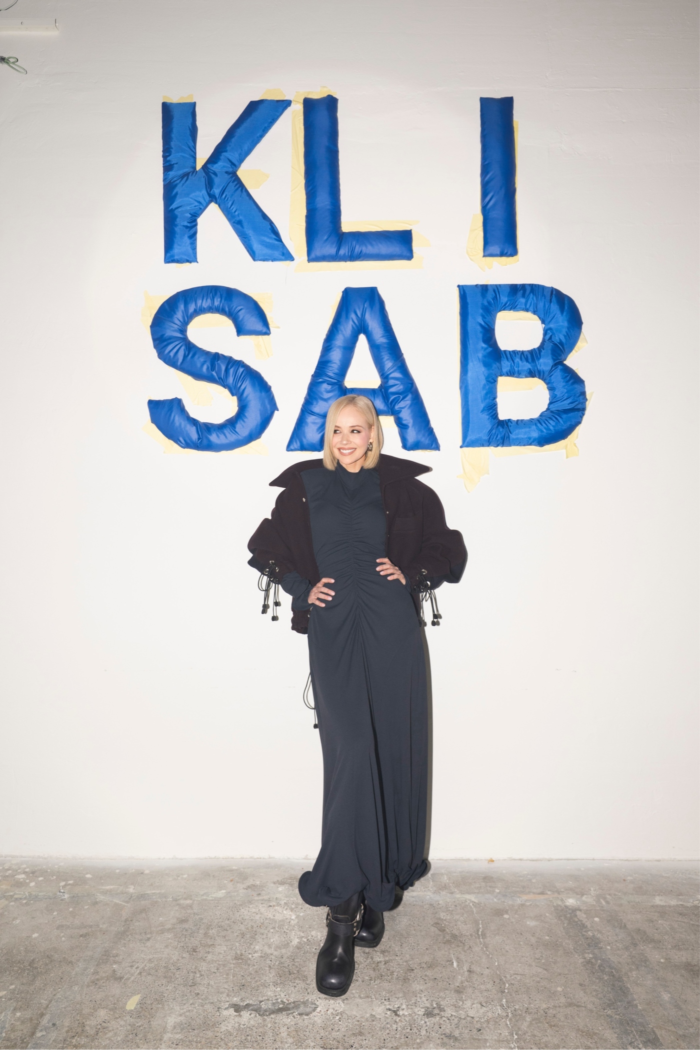 KLISAB, KLISAB ZIMA25, SVOGA DVORCA KRALJ, Tomislav Kliškinić, Marko Šabarić, domaći modni brand, hrvatska moda, modna revija, revija poznatih, poznate osobe, celebrity fashion, hrvatski celebrity, Jelena Rozga, Ljupka Gojić Mikić, Nika Turković, Marijana Batinić, Ivana Paradžiković, Luka Nižetić, Miach, Dora Predojević, Anita Dujić, Luciano Plazibat, Pave Elez, crveni tepih, modni spektakl, modni događaj, hrvatski lifestyle, fashion event Croatia, luksuzna moda, prêt-à-porter, zimska kolekcija, haljine, kaputi, puf ovratnici, rezane pelerine, modni asesoari, fashion trendovi, stil poznatih, modni editorijal, lifestyle reportaža, hrvatski modni brend, modni identitet, ekskluzivna revija, modna industrija, hrvatski dizajn, luksuzni brend, modna estetika, fashion influencer, modna scena Hrvatske, poznate face, celebrity sighting, luksuzni event, fashion photography, crveni tepih event, glazbena scena, TV lica, influencer event, high fashion Croatia, lifestyle event, ekskluzivni event, hrvatska scena, celebrity stil, modni izbori, večernji outfit, modna elegancija, poznati gosti, glamur, modna inspiracija, celebrity moment, modni show, hrvatski celebrity event, fashion week Croatia, trendsetteri, ekskluzivna moda, modna kritika, paparazzi moment, poznati na reviji, glamurozni gosti, hrvatski modni spektakl, modni highlight, luksuzni asesoari, fashion lifestyle, lifestyle influencer, modna sezona ZIMA25, winter fashion Croatia, celebrity red carpet, showbuzz, hrvatski showbiz, poznata publika, ekskluzivni look, modni odabir, fashion insider, revija s poznatima, socialite event, glam event, fashion spotlight, hrvatski celebrity lifestyle, modna atmosfera, fashion VIP, modni hitovi, trendovi 2025, KLISAB asesoari, luksuzni stil, fashion coverage, celebrity fashion Croatia, stil poznatih osoba, hrvatski modni glamur, VIP event Croatia.