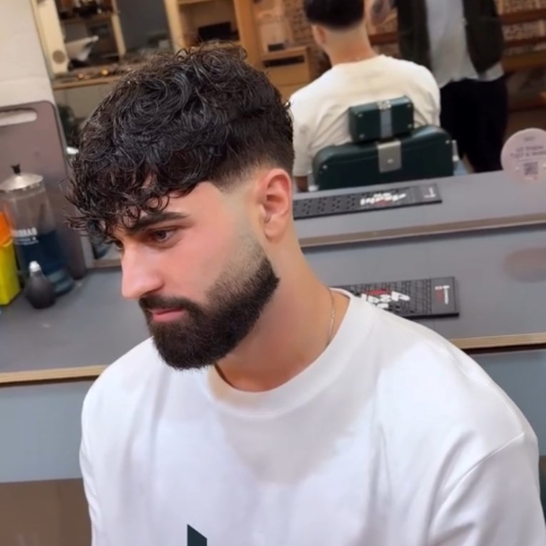 Hrvatski nogometaš napravio je mini makeover u londonskom frizerskom salonu, a povratak kratkoj frizuri izazvao je pravu euforiju među obožavateljima.