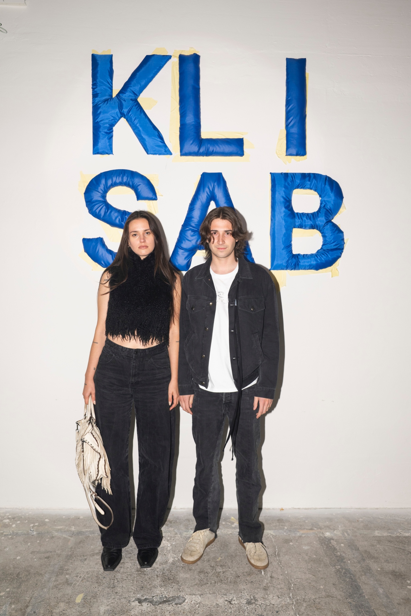 KLISAB, KLISAB ZIMA25, SVOGA DVORCA KRALJ, Tomislav Kliškinić, Marko Šabarić, domaći modni brand, hrvatska moda, modna revija, revija poznatih, poznate osobe, celebrity fashion, hrvatski celebrity, Jelena Rozga, Ljupka Gojić Mikić, Nika Turković, Marijana Batinić, Ivana Paradžiković, Luka Nižetić, Miach, Dora Predojević, Anita Dujić, Luciano Plazibat, Pave Elez, crveni tepih, modni spektakl, modni događaj, hrvatski lifestyle, fashion event Croatia, luksuzna moda, prêt-à-porter, zimska kolekcija, haljine, kaputi, puf ovratnici, rezane pelerine, modni asesoari, fashion trendovi, stil poznatih, modni editorijal, lifestyle reportaža, hrvatski modni brend, modni identitet, ekskluzivna revija, modna industrija, hrvatski dizajn, luksuzni brend, modna estetika, fashion influencer, modna scena Hrvatske, poznate face, celebrity sighting, luksuzni event, fashion photography, crveni tepih event, glazbena scena, TV lica, influencer event, high fashion Croatia, lifestyle event, ekskluzivni event, hrvatska scena, celebrity stil, modni izbori, večernji outfit, modna elegancija, poznati gosti, glamur, modna inspiracija, celebrity moment, modni show, hrvatski celebrity event, fashion week Croatia, trendsetteri, ekskluzivna moda, modna kritika, paparazzi moment, poznati na reviji, glamurozni gosti, hrvatski modni spektakl, modni highlight, luksuzni asesoari, fashion lifestyle, lifestyle influencer, modna sezona ZIMA25, winter fashion Croatia, celebrity red carpet, showbuzz, hrvatski showbiz, poznata publika, ekskluzivni look, modni odabir, fashion insider, revija s poznatima, socialite event, glam event, fashion spotlight, hrvatski celebrity lifestyle, modna atmosfera, fashion VIP, modni hitovi, trendovi 2025, KLISAB asesoari, luksuzni stil, fashion coverage, celebrity fashion Croatia, stil poznatih osoba, hrvatski modni glamur, VIP event Croatia.