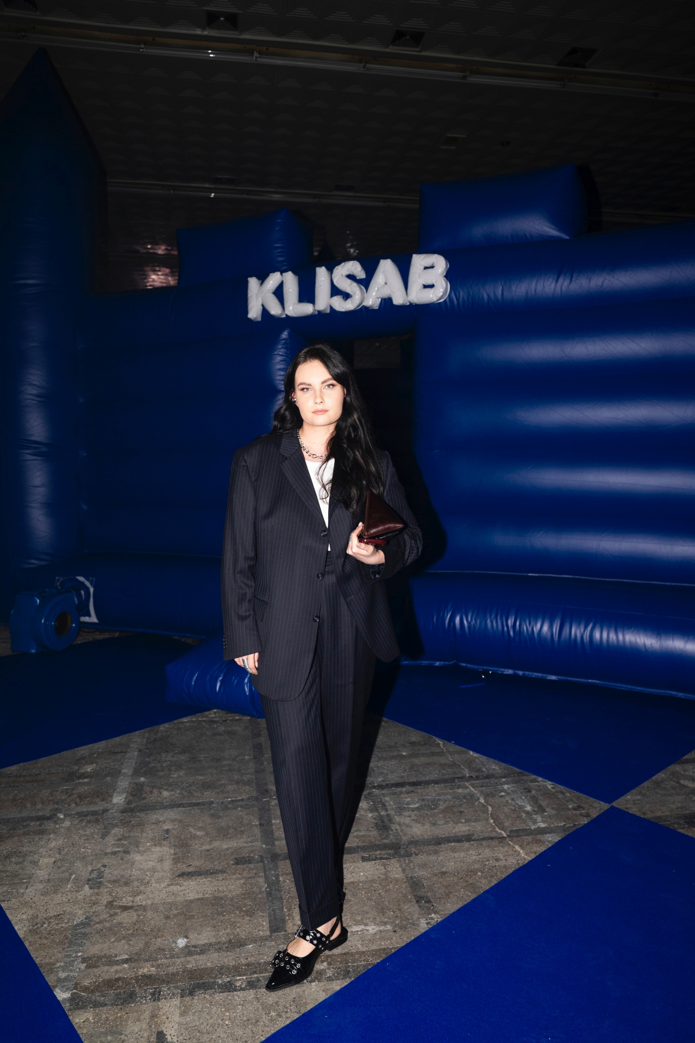 KLISAB, KLISAB ZIMA25, SVOGA DVORCA KRALJ, Tomislav Kliškinić, Marko Šabarić, domaći modni brand, hrvatska moda, modna revija, revija poznatih, poznate osobe, celebrity fashion, hrvatski celebrity, Jelena Rozga, Ljupka Gojić Mikić, Nika Turković, Marijana Batinić, Ivana Paradžiković, Luka Nižetić, Miach, Dora Predojević, Anita Dujić, Luciano Plazibat, Pave Elez, crveni tepih, modni spektakl, modni događaj, hrvatski lifestyle, fashion event Croatia, luksuzna moda, prêt-à-porter, zimska kolekcija, haljine, kaputi, puf ovratnici, rezane pelerine, modni asesoari, fashion trendovi, stil poznatih, modni editorijal, lifestyle reportaža, hrvatski modni brend, modni identitet, ekskluzivna revija, modna industrija, hrvatski dizajn, luksuzni brend, modna estetika, fashion influencer, modna scena Hrvatske, poznate face, celebrity sighting, luksuzni event, fashion photography, crveni tepih event, glazbena scena, TV lica, influencer event, high fashion Croatia, lifestyle event, ekskluzivni event, hrvatska scena, celebrity stil, modni izbori, večernji outfit, modna elegancija, poznati gosti, glamur, modna inspiracija, celebrity moment, modni show, hrvatski celebrity event, fashion week Croatia, trendsetteri, ekskluzivna moda, modna kritika, paparazzi moment, poznati na reviji, glamurozni gosti, hrvatski modni spektakl, modni highlight, luksuzni asesoari, fashion lifestyle, lifestyle influencer, modna sezona ZIMA25, winter fashion Croatia, celebrity red carpet, showbuzz, hrvatski showbiz, poznata publika, ekskluzivni look, modni odabir, fashion insider, revija s poznatima, socialite event, glam event, fashion spotlight, hrvatski celebrity lifestyle, modna atmosfera, fashion VIP, modni hitovi, trendovi 2025, KLISAB asesoari, luksuzni stil, fashion coverage, celebrity fashion Croatia, stil poznatih osoba, hrvatski modni glamur, VIP event Croatia.