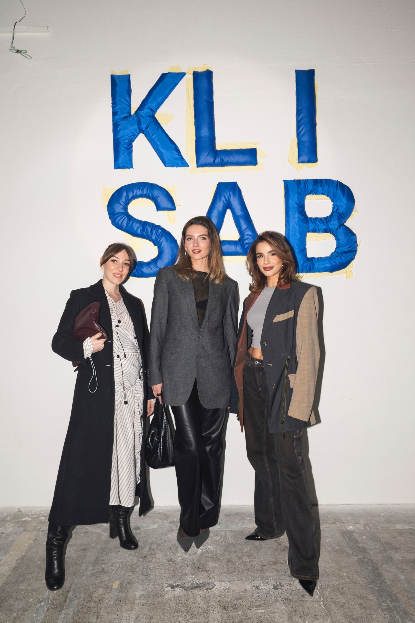 KLISAB, KLISAB ZIMA25, SVOGA DVORCA KRALJ, Tomislav Kliškinić, Marko Šabarić, domaći modni brand, hrvatska moda, modna revija, revija poznatih, poznate osobe, celebrity fashion, hrvatski celebrity, Jelena Rozga, Ljupka Gojić Mikić, Nika Turković, Marijana Batinić, Ivana Paradžiković, Luka Nižetić, Miach, Dora Predojević, Anita Dujić, Luciano Plazibat, Pave Elez, crveni tepih, modni spektakl, modni događaj, hrvatski lifestyle, fashion event Croatia, luksuzna moda, prêt-à-porter, zimska kolekcija, haljine, kaputi, puf ovratnici, rezane pelerine, modni asesoari, fashion trendovi, stil poznatih, modni editorijal, lifestyle reportaža, hrvatski modni brend, modni identitet, ekskluzivna revija, modna industrija, hrvatski dizajn, luksuzni brend, modna estetika, fashion influencer, modna scena Hrvatske, poznate face, celebrity sighting, luksuzni event, fashion photography, crveni tepih event, glazbena scena, TV lica, influencer event, high fashion Croatia, lifestyle event, ekskluzivni event, hrvatska scena, celebrity stil, modni izbori, večernji outfit, modna elegancija, poznati gosti, glamur, modna inspiracija, celebrity moment, modni show, hrvatski celebrity event, fashion week Croatia, trendsetteri, ekskluzivna moda, modna kritika, paparazzi moment, poznati na reviji, glamurozni gosti, hrvatski modni spektakl, modni highlight, luksuzni asesoari, fashion lifestyle, lifestyle influencer, modna sezona ZIMA25, winter fashion Croatia, celebrity red carpet, showbuzz, hrvatski showbiz, poznata publika, ekskluzivni look, modni odabir, fashion insider, revija s poznatima, socialite event, glam event, fashion spotlight, hrvatski celebrity lifestyle, modna atmosfera, fashion VIP, modni hitovi, trendovi 2025, KLISAB asesoari, luksuzni stil, fashion coverage, celebrity fashion Croatia, stil poznatih osoba, hrvatski modni glamur, VIP event Croatia.