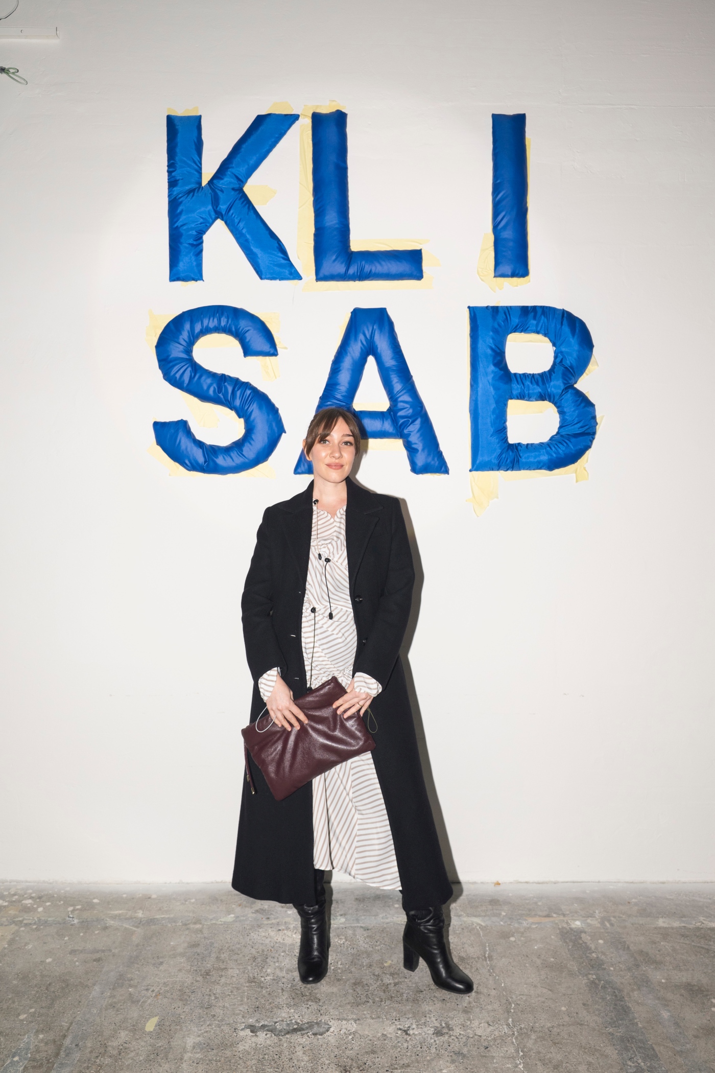 KLISAB, KLISAB ZIMA25, SVOGA DVORCA KRALJ, Tomislav Kliškinić, Marko Šabarić, domaći modni brand, hrvatska moda, modna revija, revija poznatih, poznate osobe, celebrity fashion, hrvatski celebrity, Jelena Rozga, Ljupka Gojić Mikić, Nika Turković, Marijana Batinić, Ivana Paradžiković, Luka Nižetić, Miach, Dora Predojević, Anita Dujić, Luciano Plazibat, Pave Elez, crveni tepih, modni spektakl, modni događaj, hrvatski lifestyle, fashion event Croatia, luksuzna moda, prêt-à-porter, zimska kolekcija, haljine, kaputi, puf ovratnici, rezane pelerine, modni asesoari, fashion trendovi, stil poznatih, modni editorijal, lifestyle reportaža, hrvatski modni brend, modni identitet, ekskluzivna revija, modna industrija, hrvatski dizajn, luksuzni brend, modna estetika, fashion influencer, modna scena Hrvatske, poznate face, celebrity sighting, luksuzni event, fashion photography, crveni tepih event, glazbena scena, TV lica, influencer event, high fashion Croatia, lifestyle event, ekskluzivni event, hrvatska scena, celebrity stil, modni izbori, večernji outfit, modna elegancija, poznati gosti, glamur, modna inspiracija, celebrity moment, modni show, hrvatski celebrity event, fashion week Croatia, trendsetteri, ekskluzivna moda, modna kritika, paparazzi moment, poznati na reviji, glamurozni gosti, hrvatski modni spektakl, modni highlight, luksuzni asesoari, fashion lifestyle, lifestyle influencer, modna sezona ZIMA25, winter fashion Croatia, celebrity red carpet, showbuzz, hrvatski showbiz, poznata publika, ekskluzivni look, modni odabir, fashion insider, revija s poznatima, socialite event, glam event, fashion spotlight, hrvatski celebrity lifestyle, modna atmosfera, fashion VIP, modni hitovi, trendovi 2025, KLISAB asesoari, luksuzni stil, fashion coverage, celebrity fashion Croatia, stil poznatih osoba, hrvatski modni glamur, VIP event Croatia.