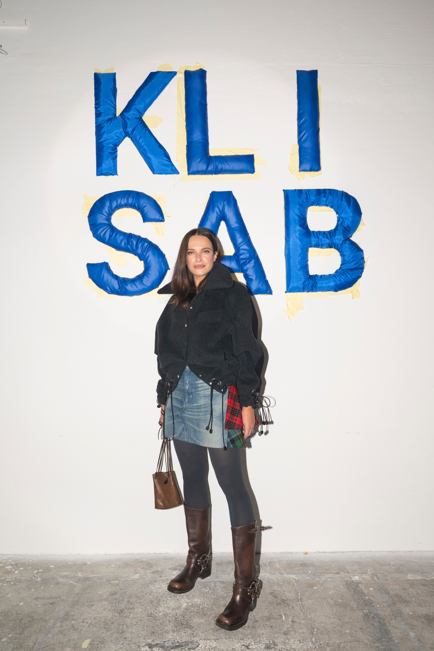 KLISAB, KLISAB ZIMA25, SVOGA DVORCA KRALJ, Tomislav Kliškinić, Marko Šabarić, domaći modni brand, hrvatska moda, modna revija, revija poznatih, poznate osobe, celebrity fashion, hrvatski celebrity, Jelena Rozga, Ljupka Gojić Mikić, Nika Turković, Marijana Batinić, Ivana Paradžiković, Luka Nižetić, Miach, Dora Predojević, Anita Dujić, Luciano Plazibat, Pave Elez, crveni tepih, modni spektakl, modni događaj, hrvatski lifestyle, fashion event Croatia, luksuzna moda, prêt-à-porter, zimska kolekcija, haljine, kaputi, puf ovratnici, rezane pelerine, modni asesoari, fashion trendovi, stil poznatih, modni editorijal, lifestyle reportaža, hrvatski modni brend, modni identitet, ekskluzivna revija, modna industrija, hrvatski dizajn, luksuzni brend, modna estetika, fashion influencer, modna scena Hrvatske, poznate face, celebrity sighting, luksuzni event, fashion photography, crveni tepih event, glazbena scena, TV lica, influencer event, high fashion Croatia, lifestyle event, ekskluzivni event, hrvatska scena, celebrity stil, modni izbori, večernji outfit, modna elegancija, poznati gosti, glamur, modna inspiracija, celebrity moment, modni show, hrvatski celebrity event, fashion week Croatia, trendsetteri, ekskluzivna moda, modna kritika, paparazzi moment, poznati na reviji, glamurozni gosti, hrvatski modni spektakl, modni highlight, luksuzni asesoari, fashion lifestyle, lifestyle influencer, modna sezona ZIMA25, winter fashion Croatia, celebrity red carpet, showbuzz, hrvatski showbiz, poznata publika, ekskluzivni look, modni odabir, fashion insider, revija s poznatima, socialite event, glam event, fashion spotlight, hrvatski celebrity lifestyle, modna atmosfera, fashion VIP, modni hitovi, trendovi 2025, KLISAB asesoari, luksuzni stil, fashion coverage, celebrity fashion Croatia, stil poznatih osoba, hrvatski modni glamur, VIP event Croatia.