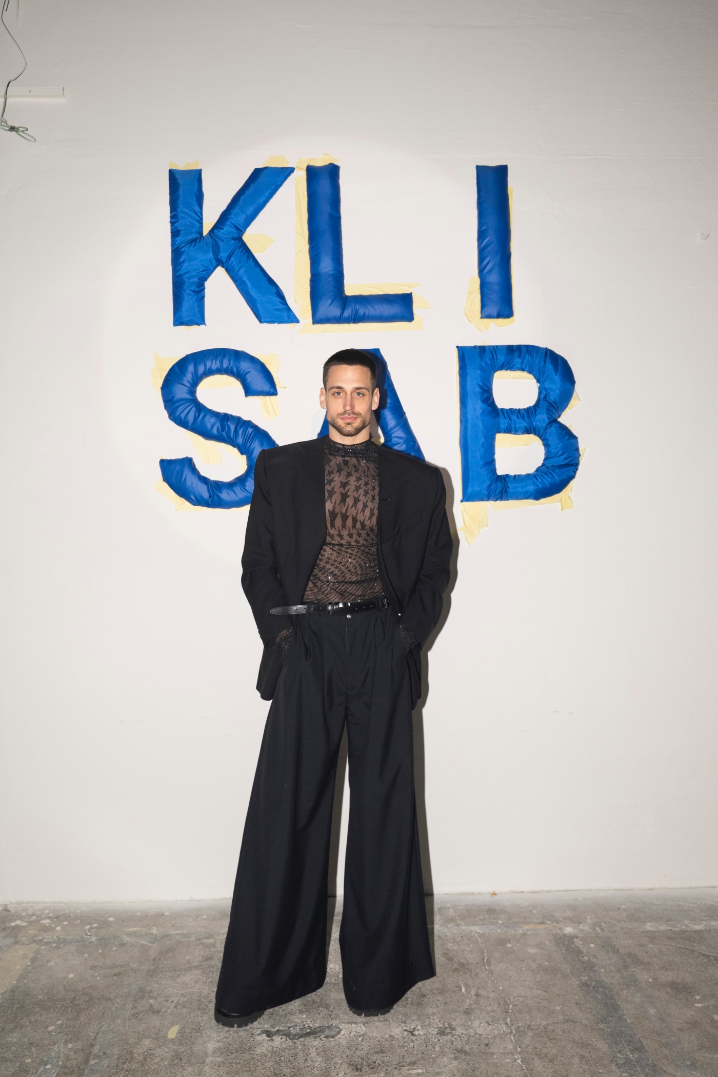 KLISAB, KLISAB ZIMA25, SVOGA DVORCA KRALJ, Tomislav Kliškinić, Marko Šabarić, domaći modni brand, hrvatska moda, modna revija, revija poznatih, poznate osobe, celebrity fashion, hrvatski celebrity, Jelena Rozga, Ljupka Gojić Mikić, Nika Turković, Marijana Batinić, Ivana Paradžiković, Luka Nižetić, Miach, Dora Predojević, Anita Dujić, Luciano Plazibat, Pave Elez, crveni tepih, modni spektakl, modni događaj, hrvatski lifestyle, fashion event Croatia, luksuzna moda, prêt-à-porter, zimska kolekcija, haljine, kaputi, puf ovratnici, rezane pelerine, modni asesoari, fashion trendovi, stil poznatih, modni editorijal, lifestyle reportaža, hrvatski modni brend, modni identitet, ekskluzivna revija, modna industrija, hrvatski dizajn, luksuzni brend, modna estetika, fashion influencer, modna scena Hrvatske, poznate face, celebrity sighting, luksuzni event, fashion photography, crveni tepih event, glazbena scena, TV lica, influencer event, high fashion Croatia, lifestyle event, ekskluzivni event, hrvatska scena, celebrity stil, modni izbori, večernji outfit, modna elegancija, poznati gosti, glamur, modna inspiracija, celebrity moment, modni show, hrvatski celebrity event, fashion week Croatia, trendsetteri, ekskluzivna moda, modna kritika, paparazzi moment, poznati na reviji, glamurozni gosti, hrvatski modni spektakl, modni highlight, luksuzni asesoari, fashion lifestyle, lifestyle influencer, modna sezona ZIMA25, winter fashion Croatia, celebrity red carpet, showbuzz, hrvatski showbiz, poznata publika, ekskluzivni look, modni odabir, fashion insider, revija s poznatima, socialite event, glam event, fashion spotlight, hrvatski celebrity lifestyle, modna atmosfera, fashion VIP, modni hitovi, trendovi 2025, KLISAB asesoari, luksuzni stil, fashion coverage, celebrity fashion Croatia, stil poznatih osoba, hrvatski modni glamur, VIP event Croatia.