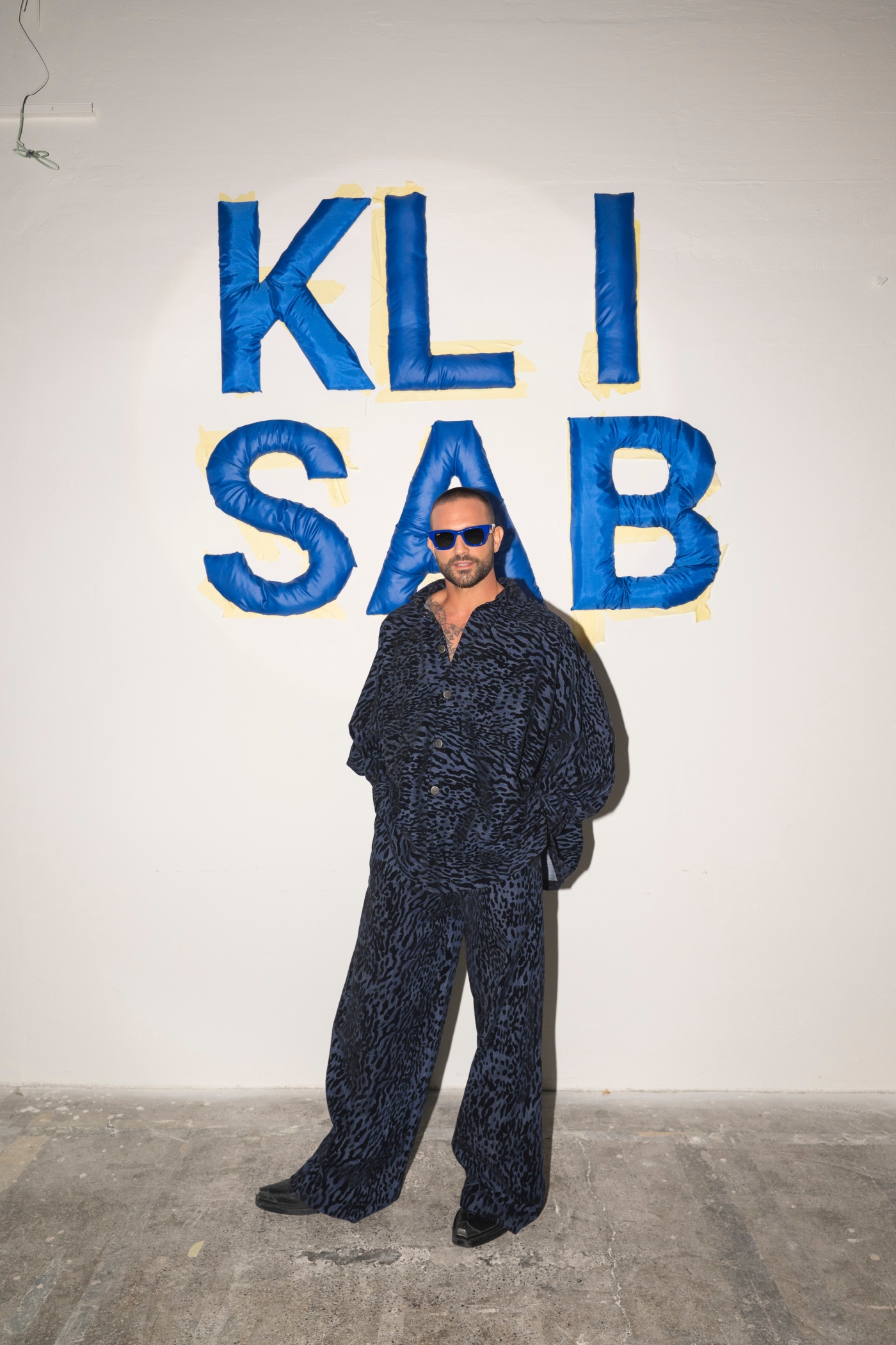 KLISAB, KLISAB ZIMA25, SVOGA DVORCA KRALJ, Tomislav Kliškinić, Marko Šabarić, domaći modni brand, hrvatska moda, modna revija, revija poznatih, poznate osobe, celebrity fashion, hrvatski celebrity, Jelena Rozga, Ljupka Gojić Mikić, Nika Turković, Marijana Batinić, Ivana Paradžiković, Luka Nižetić, Miach, Dora Predojević, Anita Dujić, Luciano Plazibat, Pave Elez, crveni tepih, modni spektakl, modni događaj, hrvatski lifestyle, fashion event Croatia, luksuzna moda, prêt-à-porter, zimska kolekcija, haljine, kaputi, puf ovratnici, rezane pelerine, modni asesoari, fashion trendovi, stil poznatih, modni editorijal, lifestyle reportaža, hrvatski modni brend, modni identitet, ekskluzivna revija, modna industrija, hrvatski dizajn, luksuzni brend, modna estetika, fashion influencer, modna scena Hrvatske, poznate face, celebrity sighting, luksuzni event, fashion photography, crveni tepih event, glazbena scena, TV lica, influencer event, high fashion Croatia, lifestyle event, ekskluzivni event, hrvatska scena, celebrity stil, modni izbori, večernji outfit, modna elegancija, poznati gosti, glamur, modna inspiracija, celebrity moment, modni show, hrvatski celebrity event, fashion week Croatia, trendsetteri, ekskluzivna moda, modna kritika, paparazzi moment, poznati na reviji, glamurozni gosti, hrvatski modni spektakl, modni highlight, luksuzni asesoari, fashion lifestyle, lifestyle influencer, modna sezona ZIMA25, winter fashion Croatia, celebrity red carpet, showbuzz, hrvatski showbiz, poznata publika, ekskluzivni look, modni odabir, fashion insider, revija s poznatima, socialite event, glam event, fashion spotlight, hrvatski celebrity lifestyle, modna atmosfera, fashion VIP, modni hitovi, trendovi 2025, KLISAB asesoari, luksuzni stil, fashion coverage, celebrity fashion Croatia, stil poznatih osoba, hrvatski modni glamur, VIP event Croatia.