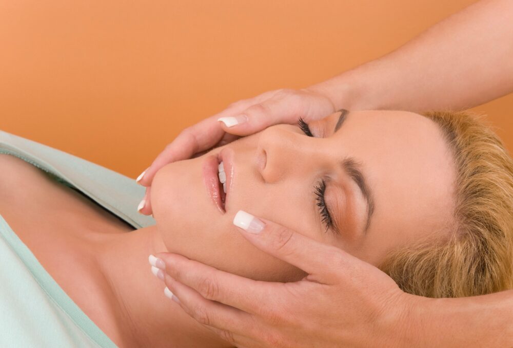 MBR Skin Lightening Serum blagi je serum za posvjetljivanje koji ublažava hiperpigmentaciju, uravnotežuje pigmente i sprječava daljnje tamnjenje kože uzrokovano izlaganjem suncu. Smanjuje pigmentaciju kože, promjene boje i staračke pjege, ne samo da sprječava tamnjenje kože, nego je i postupno posvjetljuje, oživljava i učvršćuje kožu, hidrira kožu s učinkom uravnoteženja, poboljšava otpornost kože, pospješuje stabilnost stanica, poboljšava strukturu kože. Ovaj blagi serum za posvjetljivanje kože ublažava hiperpigmentaciju uzrokovanu čimbenicima kao što je dob, hormonalne promjene i izlaganje suncu. Skin Lightening Serum vidljivo uravnotežuje i regulira pigmente, a istovremeno dubinski hidrira kožu. Smanjenjem procesa pigmentacije sprječava se daljnje tamnjenje. Nakon dulje upotrebe ten postupno postaje ujednačeniji. Jedinstveno djelovanje na inhibiciju sinteze melanina izdvaja ovaj poseban serum od tradicionalnih proizvoda za posvjetljivanje kože. Koristi se ujutro i navečer. Nakon čišćenja i pripreme kože, Skin Lightening Serum nanesite nježnim tapkanjem na lice, vrat i dekolte. Nakon toga nanesite preporučene MBR proizvode za završnu njegu kože. Napomena: izbjegavajte izravno izlaganje kože UV zrakama (sunce, solarij) tijekom i nakon nanošenja seruma za posvjetljivanje kože. Nakon nanošenja, zaštitite kožu visokim SPF-om. Glavni aktivni sastojci: Beta-WhiteTM, vitamin E, inozitol, glicerin. Veličina: vakumirana bočica od 30 ml MBR® – Medical Beauty Research – je cjelovita, vrlo učinkovita i svestrana linija proizvoda za njegu kože lica i tijela, posvećena ljepoti koja ne stari. Sam naziv brenda sažima njegovu filozofiju: njega kože na granici medicine počinje tamo gdje prestaje normalna njega kože. S više od dva desetljeća iskustva, općenito se smatra »svetim gralom« njege kože. U formulama su upotrijebljeni najsnažniji, najčišći i najučinkovitiji sastojci, posve bez mineralnih ulja, parabena, polietilen-glikola (PEG), ftalata i umjetnih mirisa. Posebno razvijene linije proizvoda i uravnotežene metode tretmana prilagođene su individualnim potrebama kože i pružaju optimalan i dugoročan pristup, zaštitu i njegu kože u svim njezinim stanjima. Svatko može pronaći proizvod za sebe, bez obzira na dob ili potrebe kože. Proizvode MBR® možete pronaći na sljedećim prodajnim mjestima: Parfumerija Martimex, Ilica 73, Zagreb Lana Niche Perfumery, Mesnička 1, Zagreb Lana Niche Perfumery, Ulica kralja Tomislava 5, Split Park Concept Store, Smareglijeva ulica 1A, Rovinj